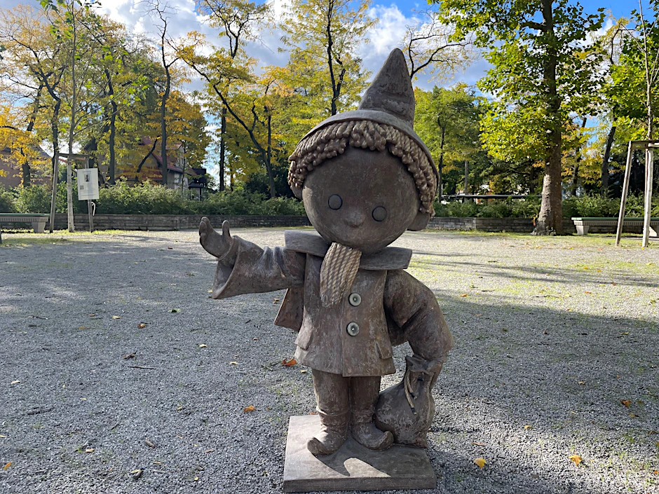 Forever young: Die Bronzeskulptur am Mahlsdorfer Ullrichplatz zeigt das Sandmännchen, wie es in den 70er-Jahren über die Bildschirme flimmerte.
