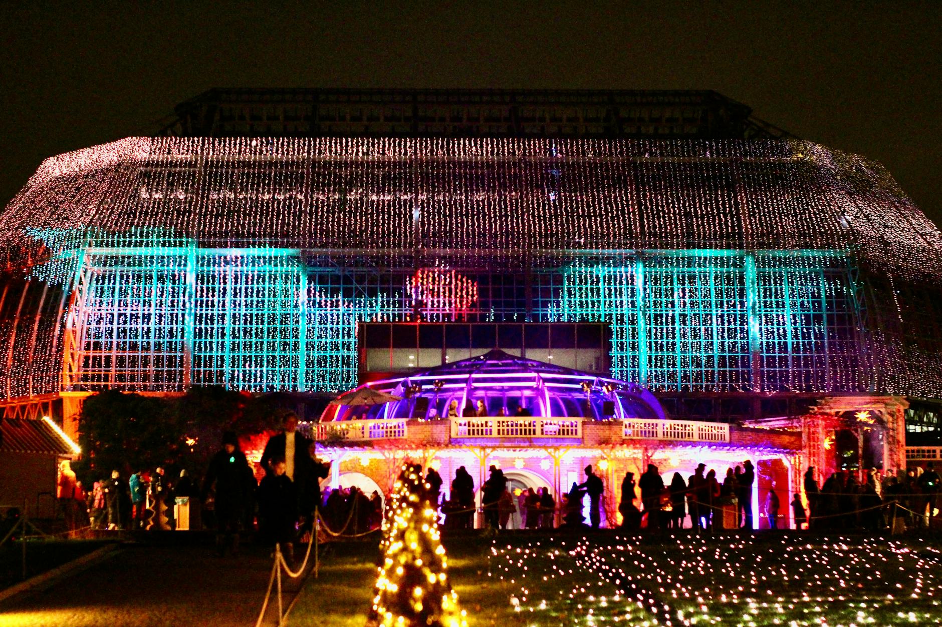 Der Christmas Garden Berlin findet vom 20. November 2024 bis zum 12. Januar 2025 im Botanischen Garten statt. Die Eintrittspreise variieren je nach Wochentag und Ticketart.