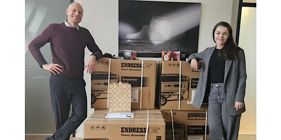Tilo Hase, Lichtenbergs Beauftragter für Europa, Nachhaltigkeit und kommunale Entwicklungspolitik, und Zhanna Kramer, Koordinatorin für die Community-Arbeit, mit den Stromgeneratoren für Odesa.