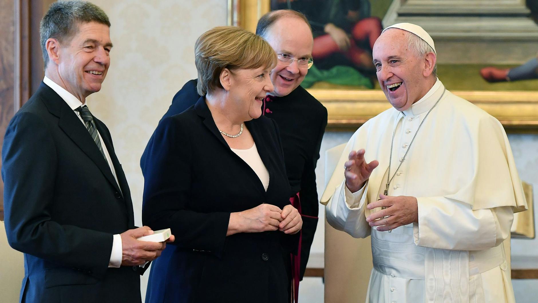 Besuch im Juni 2017 im Vatikan: Bundeskanzlerin Angela Merkel und ihr Ehemann Joachim Sauer (li.) bei einer Privataudienz mit Papst Franziskus zusammen.