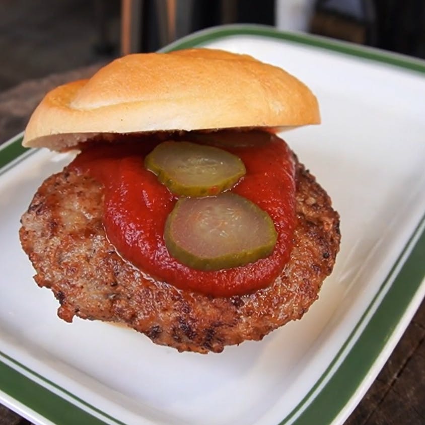 Grilletta war zu DDR-Zeiten einer der Kult-Snacks am Imbiss, wurde aber nach der Wende von den West-Hamburgern abgelöst. Das Rezept ist aber sehr einfach - und lädt dazu ein, den DDR-Burger wieder aufleben zu lassen.