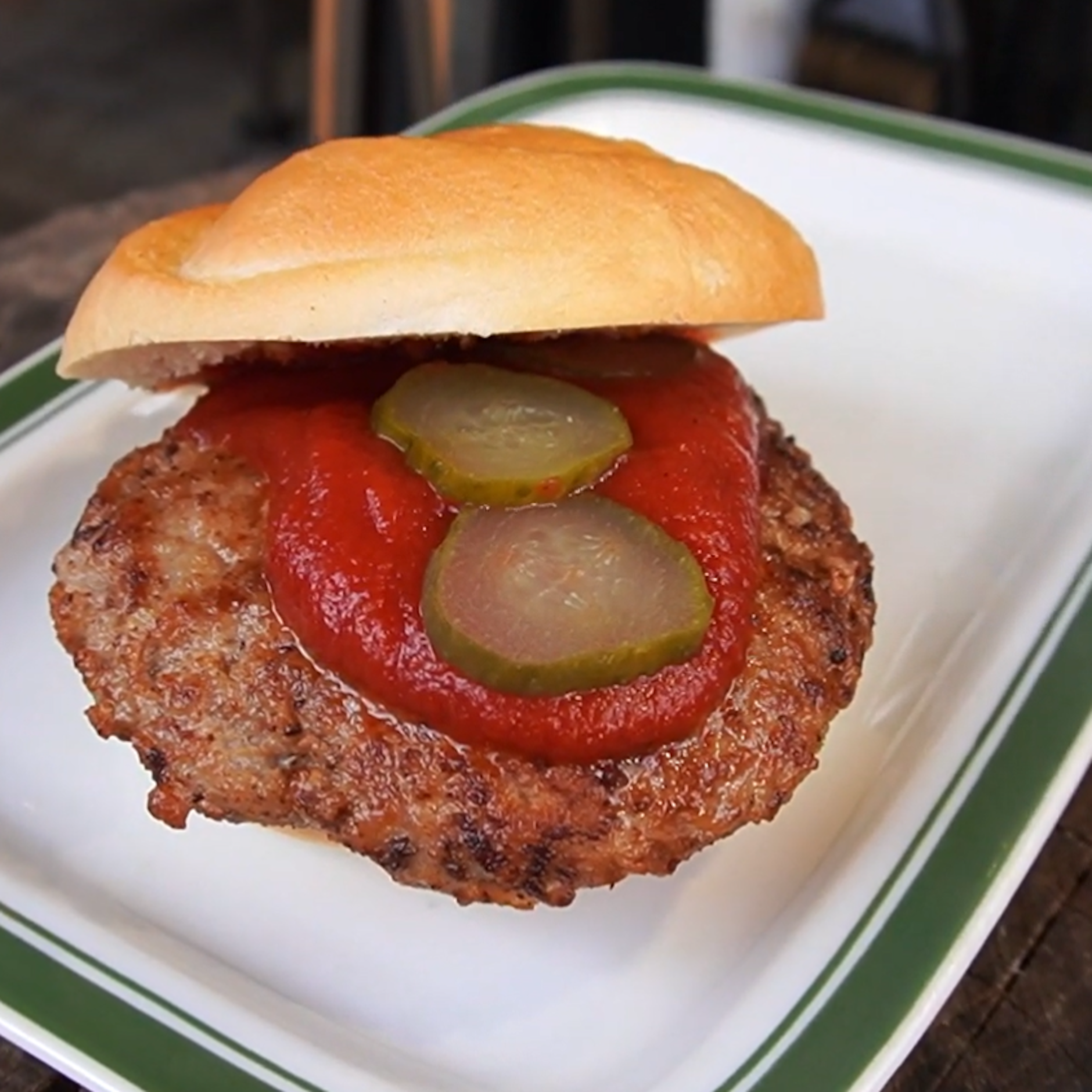 Grilletta war zu DDR-Zeiten einer der Kult-Snacks am Imbiss, wurde aber nach der Wende von den West-Hamburgern abgelöst. Das Rezept ist aber sehr einfach - und lädt dazu ein, den DDR-Burger wieder aufleben zu lassen.