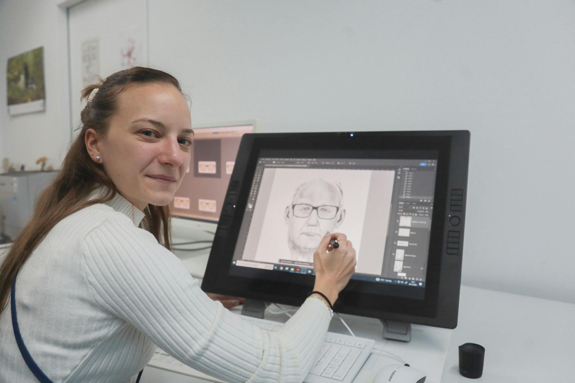 Phantombildzeichnerin Juliane W. bei der Arbeit.