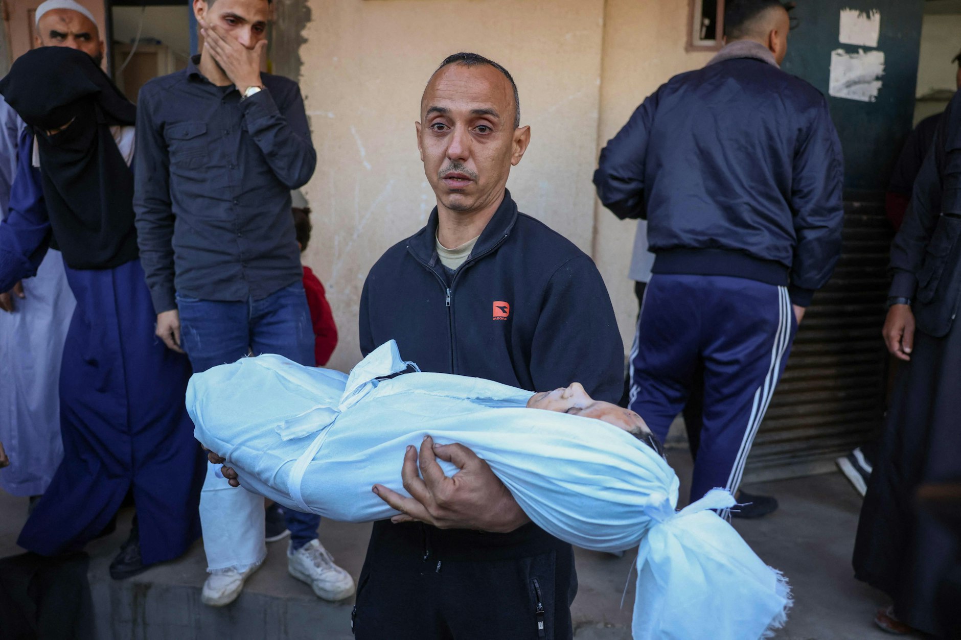 Ein Mann in Nord-Gaza hält sein getötetes Kind im Arm. Die israelische Armee hatte eine UN-Schule im Flüchtlingscamp Nuseirat bombardiert.