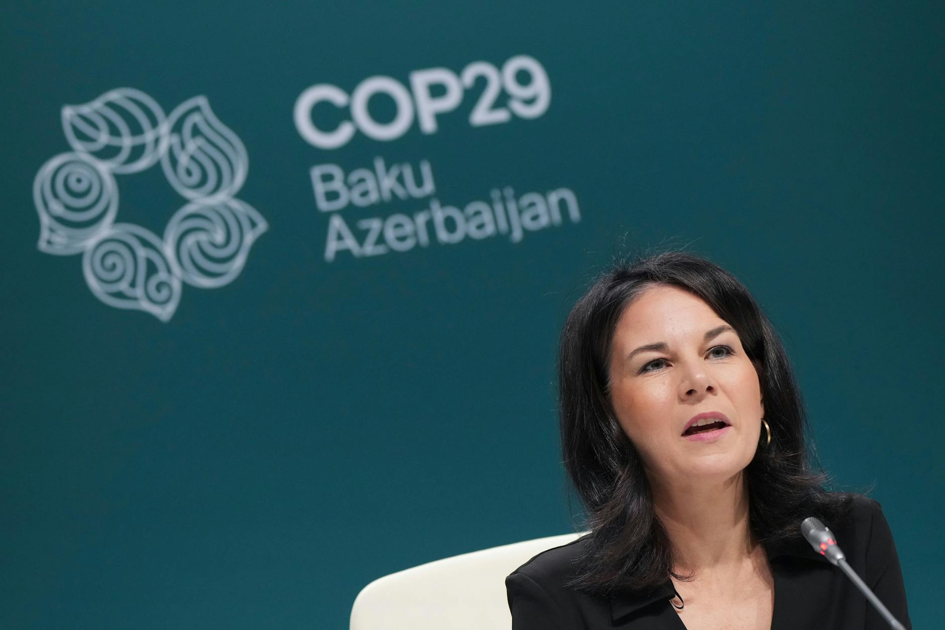 Die deutsche Außenministerin Annalena Baerbock während einer Pressekonferenz auf der UN-Klimakonferenz COP29 in Baku, Aserbaidschan