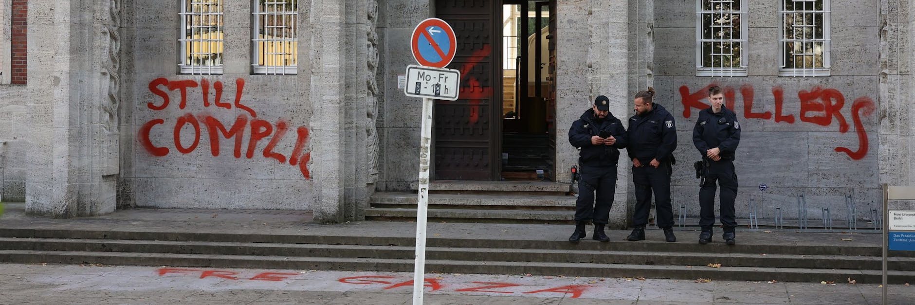 Am 17. Oktober: Einsatzkräfte der Polizei sichern ein Gebäude der Freien Universität in der Kaiserwerther Straße.