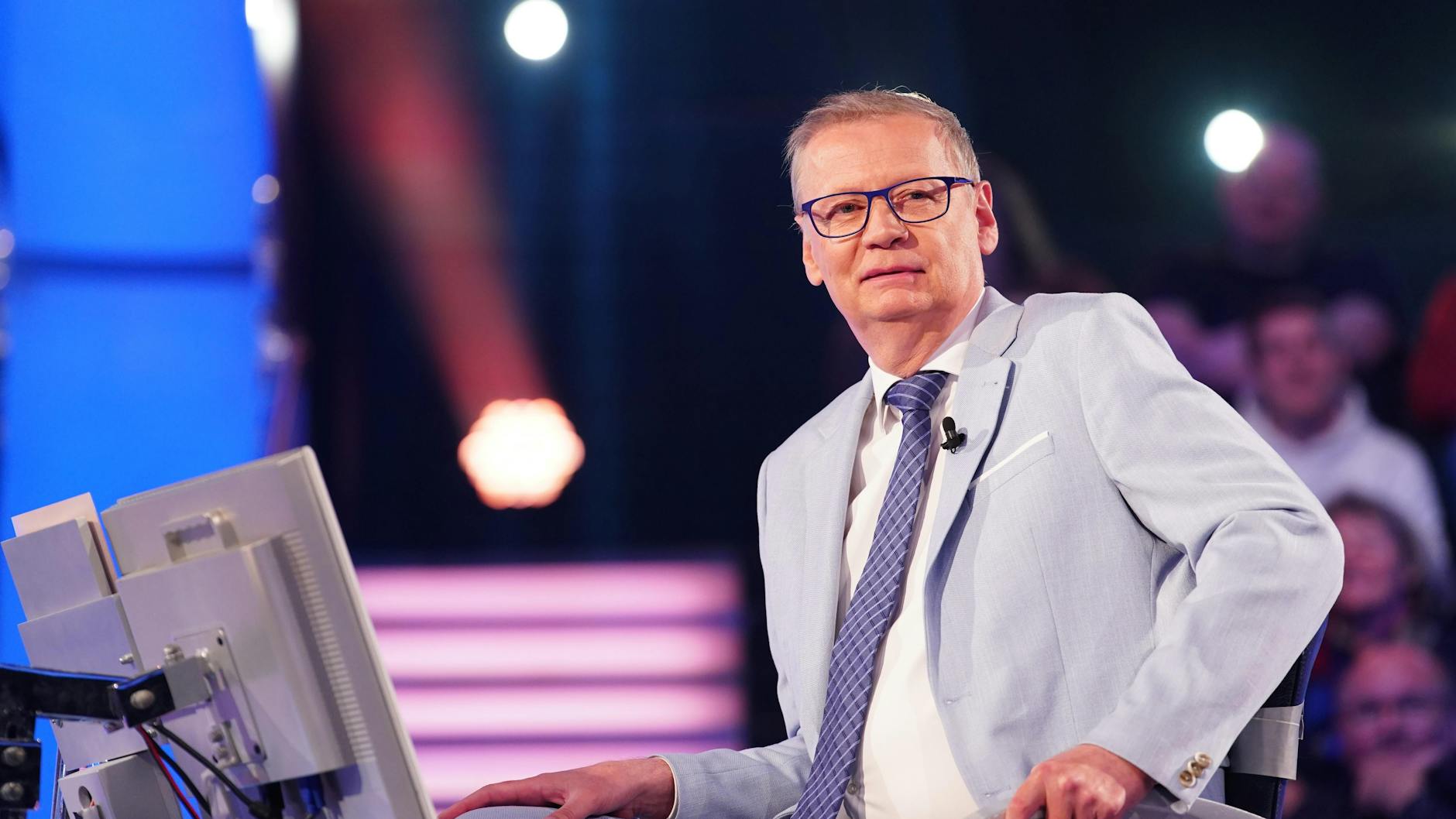 Günther Jauch moderiert seit Jahren „Wer wird Millionär? “- und ließ jetzt wieder die Promis in sein Studio.