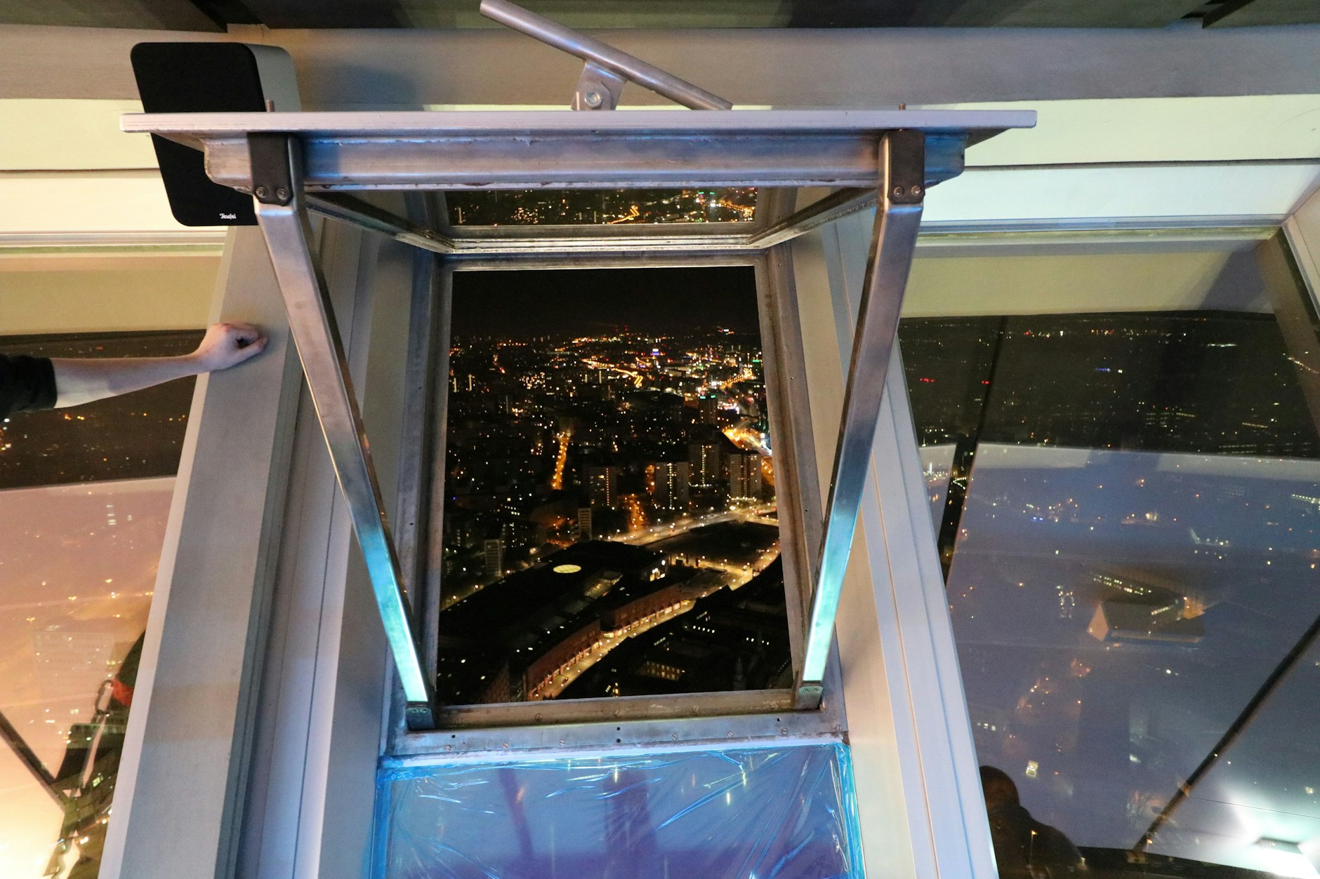 Hier werden neue Fenster in die Kuppel des Fernsehturms eingebaut. Ganze 207 Meter freier Fall. Das Tauschen eines Fensters dauert oft eine ganze Nacht – aber die nächtliche Aussicht über die Hauptstadt weiß das Team von Torsten Holze zu schätzen!