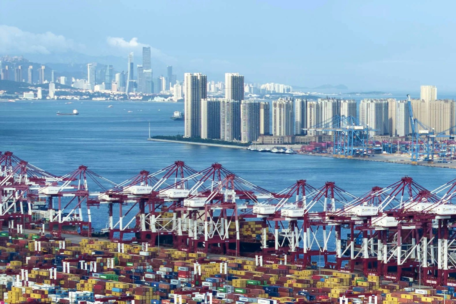 Der Hafen von Qingdao in der ostchinesischen Provinz Shandong, im Hintergrund die Stadt.