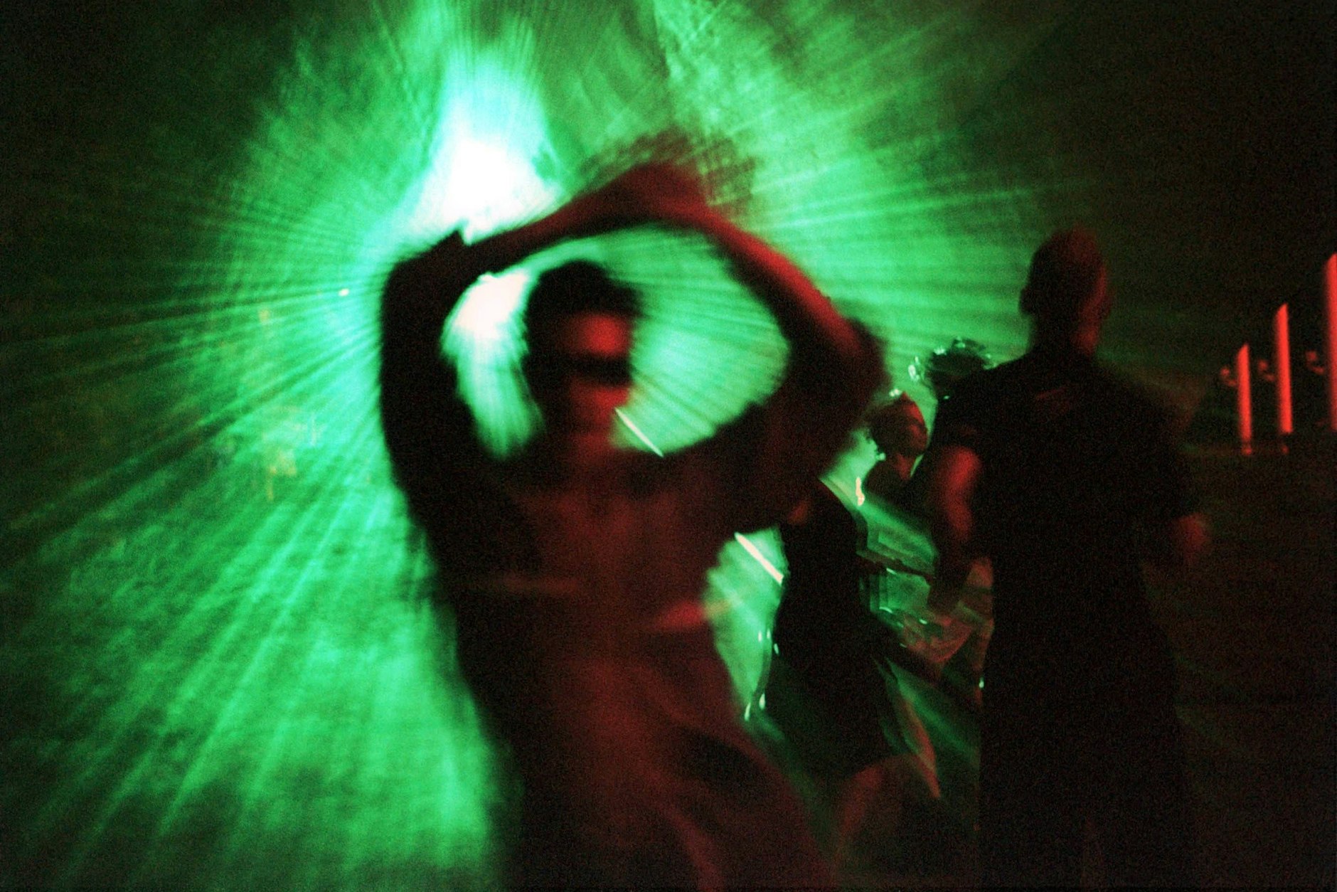 Immer weniger junge Leute gehen am Wochenende in Clubs. Die Gen Z feiert lieber zu Hause.