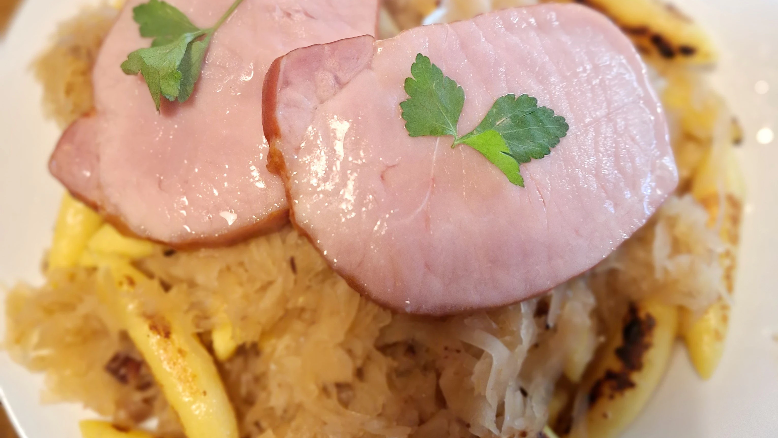 Den Kasslerbraten kann man mit verschiedenen Beilagen servieren.