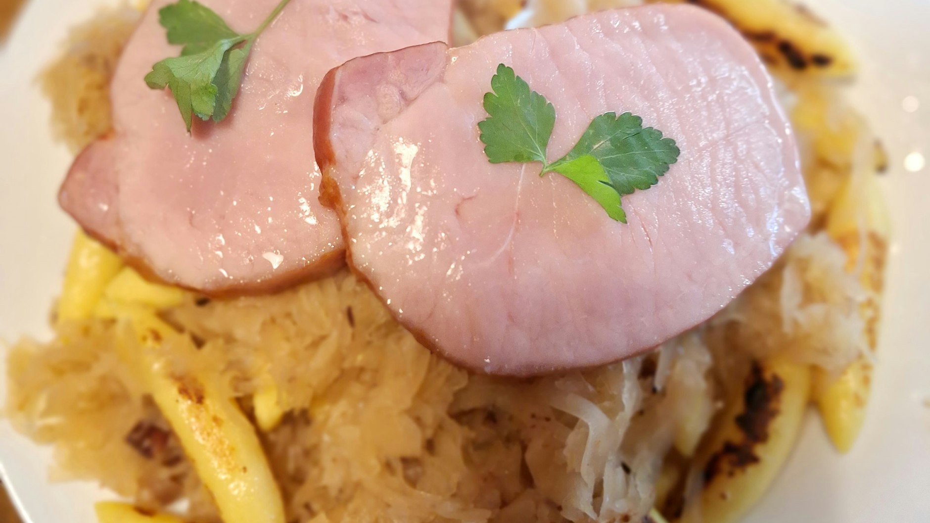 Den Kasslerbraten kann man mit verschiedenen Beilagen servieren.