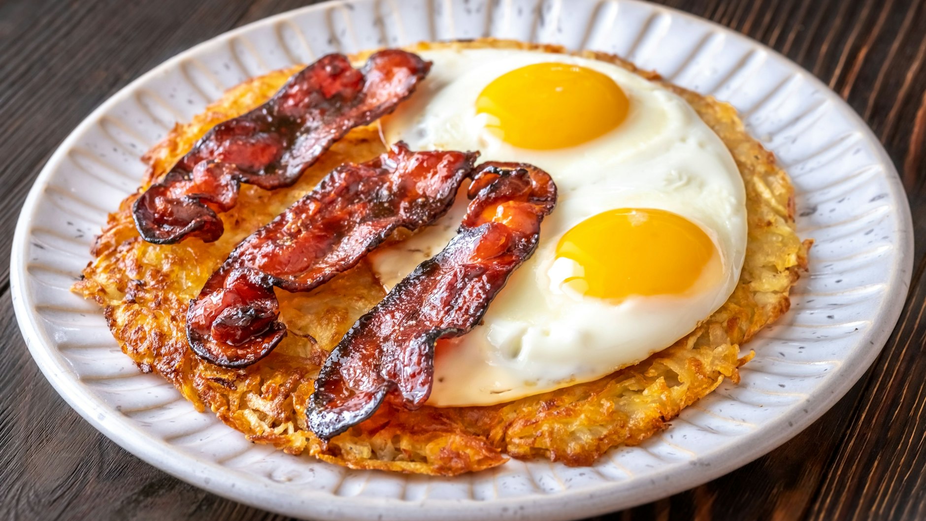 Der amerikanische Frühstücks-Klassiker: Eier, Speck und Hash Browns.
