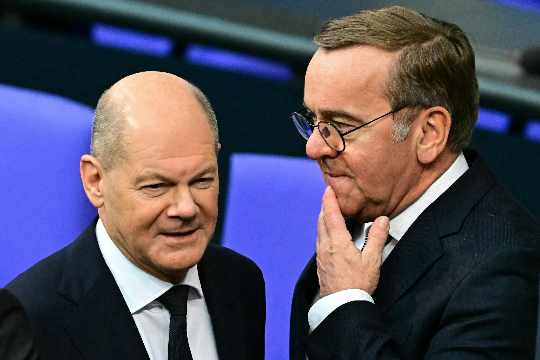 Verteidigungsminister Boris Pistorius (r.) will nicht SPD-Kanzlerkandidat werden, Olaf Scholz (l.) allerdings schon.