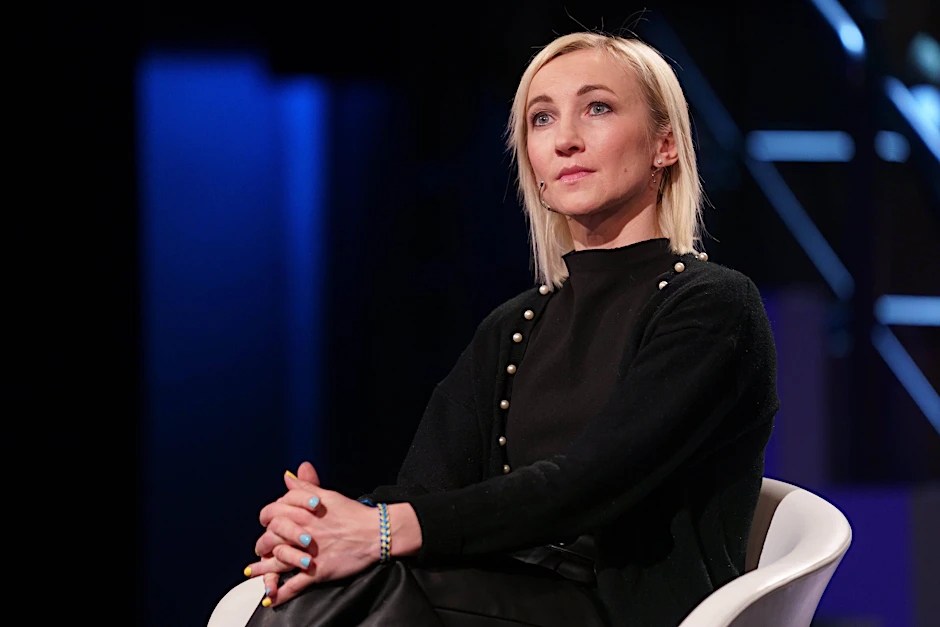 Die frühere Eiskunstläuferin Aljona Savchenko 2022 bei einem Auftritt im „Aktuellen Sportstudio“ des ZDF.
