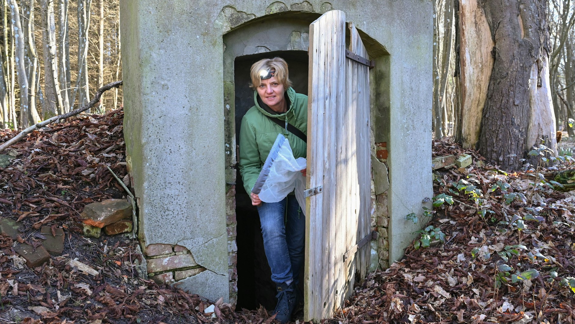 Die Biologin Doreen Werner kommt bei ihrer Suche nach Stechmücken mit einem Kescher aus einem alten Eiskeller. Heimische Stechmücken verbreiten das aus Afrika stammende West-Nil-Virus.