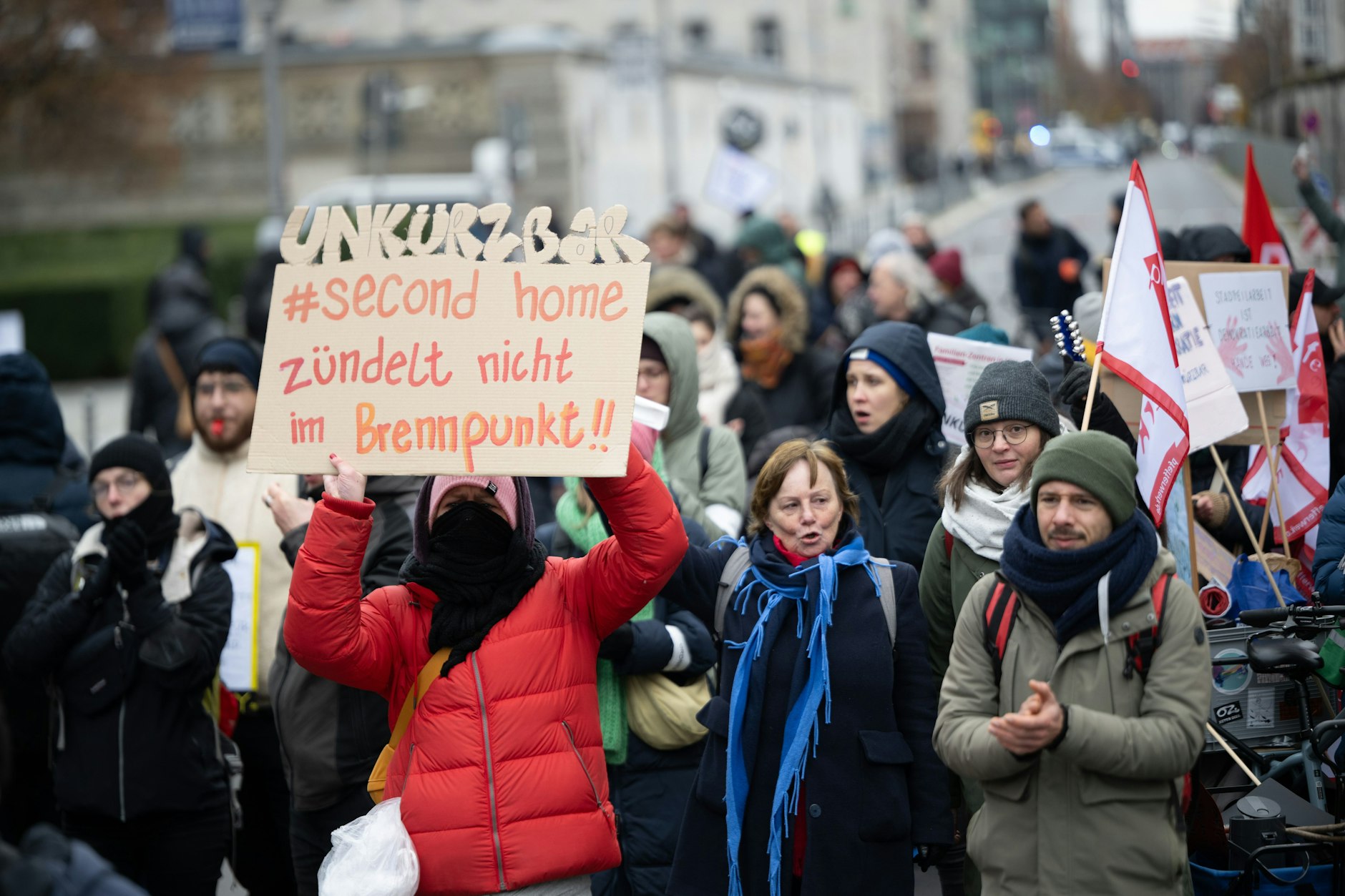 Demonstranten protestieren gegen Haushaltskürzungen im Sozial- und Bildungsbereich vor dem Abgeordnetenhaus.