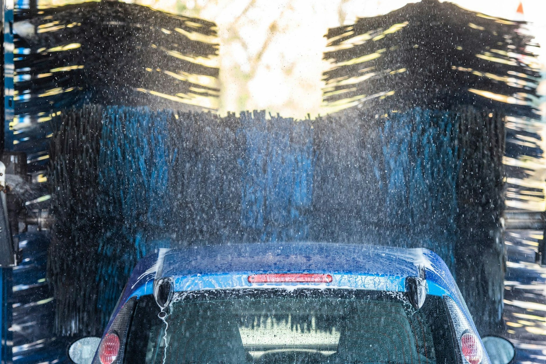 Viele Autobesitzer bringen ihr Auto in die Waschanlage. Geht was kaputt, gibt es oftmals Streit darüber, wer den Schaden zahlt.