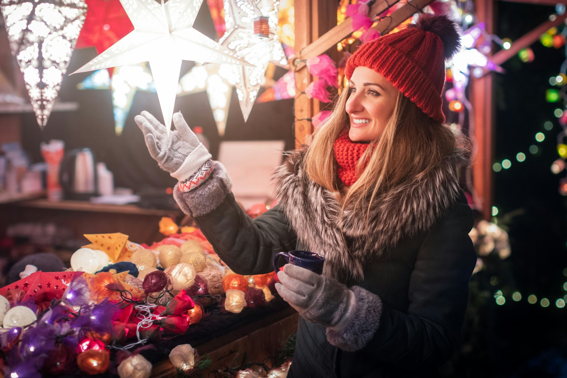 Weihnachtszauber für die Seele: Krebse schaffen laut Horoskop Geborgenheit und rühren Herzen. Ein Fest voller Wärme und Nostalgie.