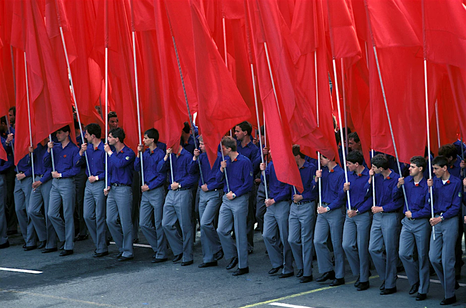 FDJ-Jugend mit roten Fahnen anlässlich des Tages der Arbeit am 1. Mai 1986