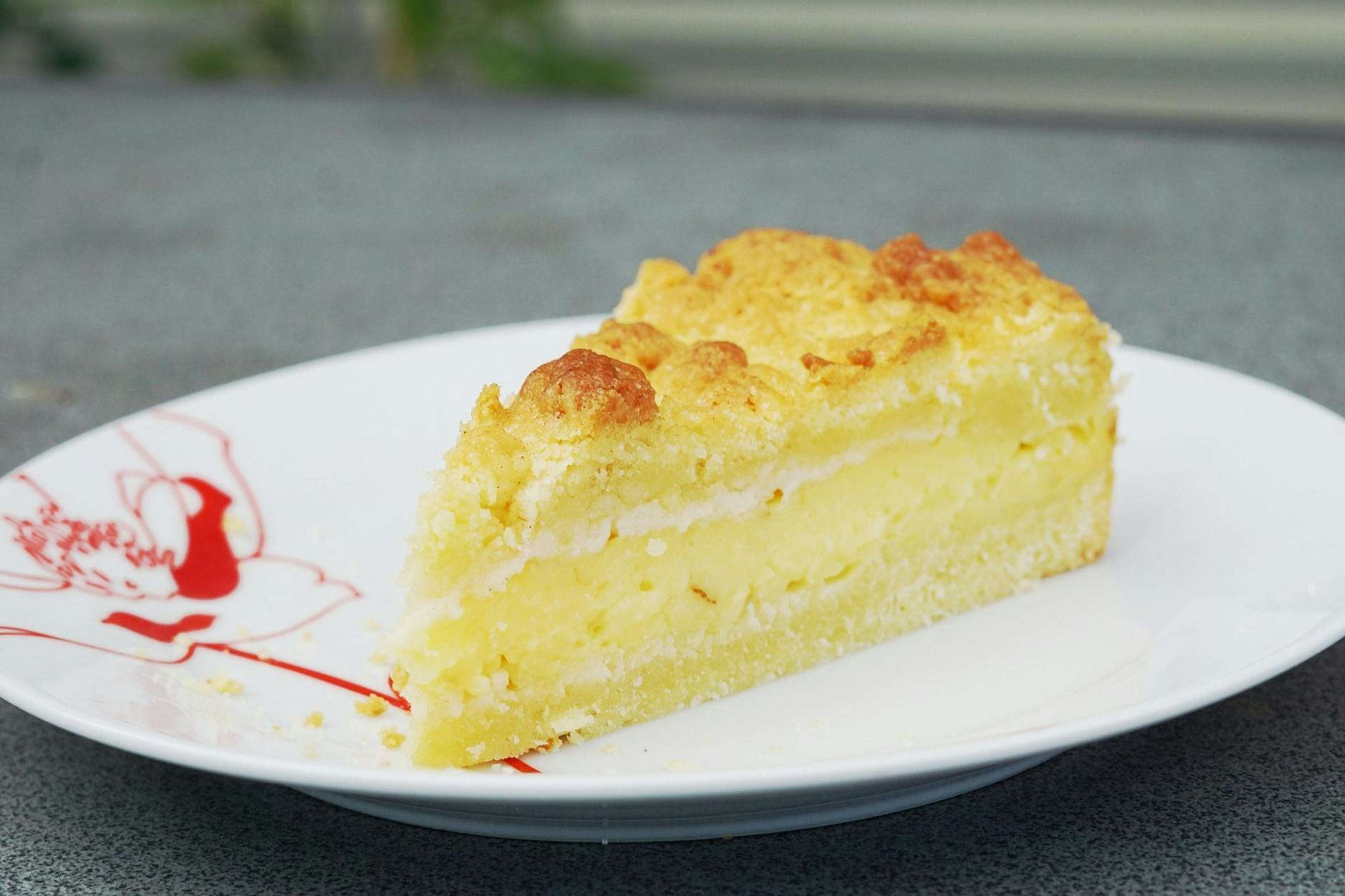 Leckerer Streuselkuchen mit Pudding wie vom Ost-Bäcker - wer kann da widerstehen? Wir haben das tolle Rezept aus dem alten Backbuch.