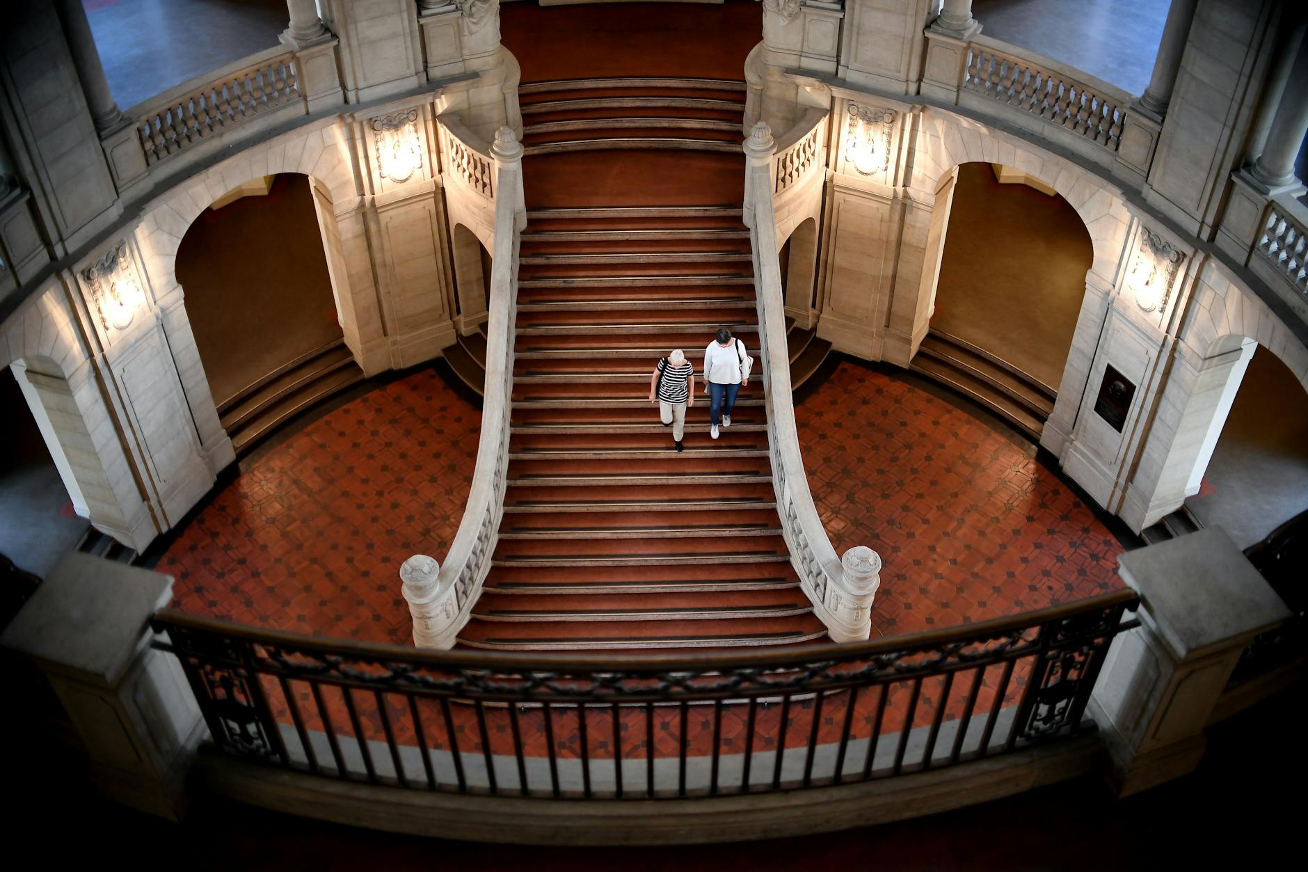 Blick in das Treppenhaus des Kammergerichts Berlin, das im September CJ Hopkins der Verwendung von NS-Zeichen für schuldig befand.
