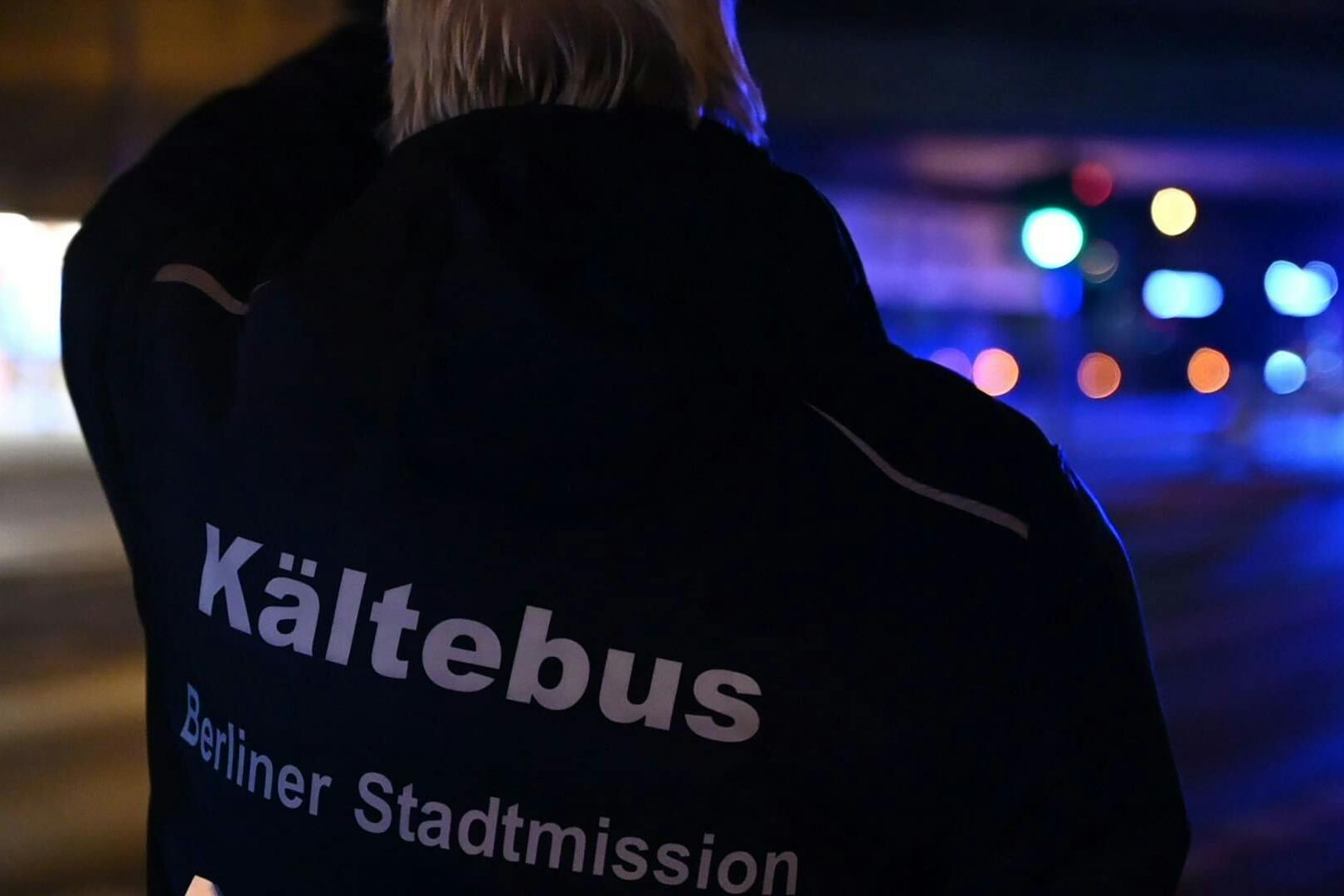 „Kältebus“ steht auf der Jacke eines Mitarbeiters der Berliner Stadtmission.