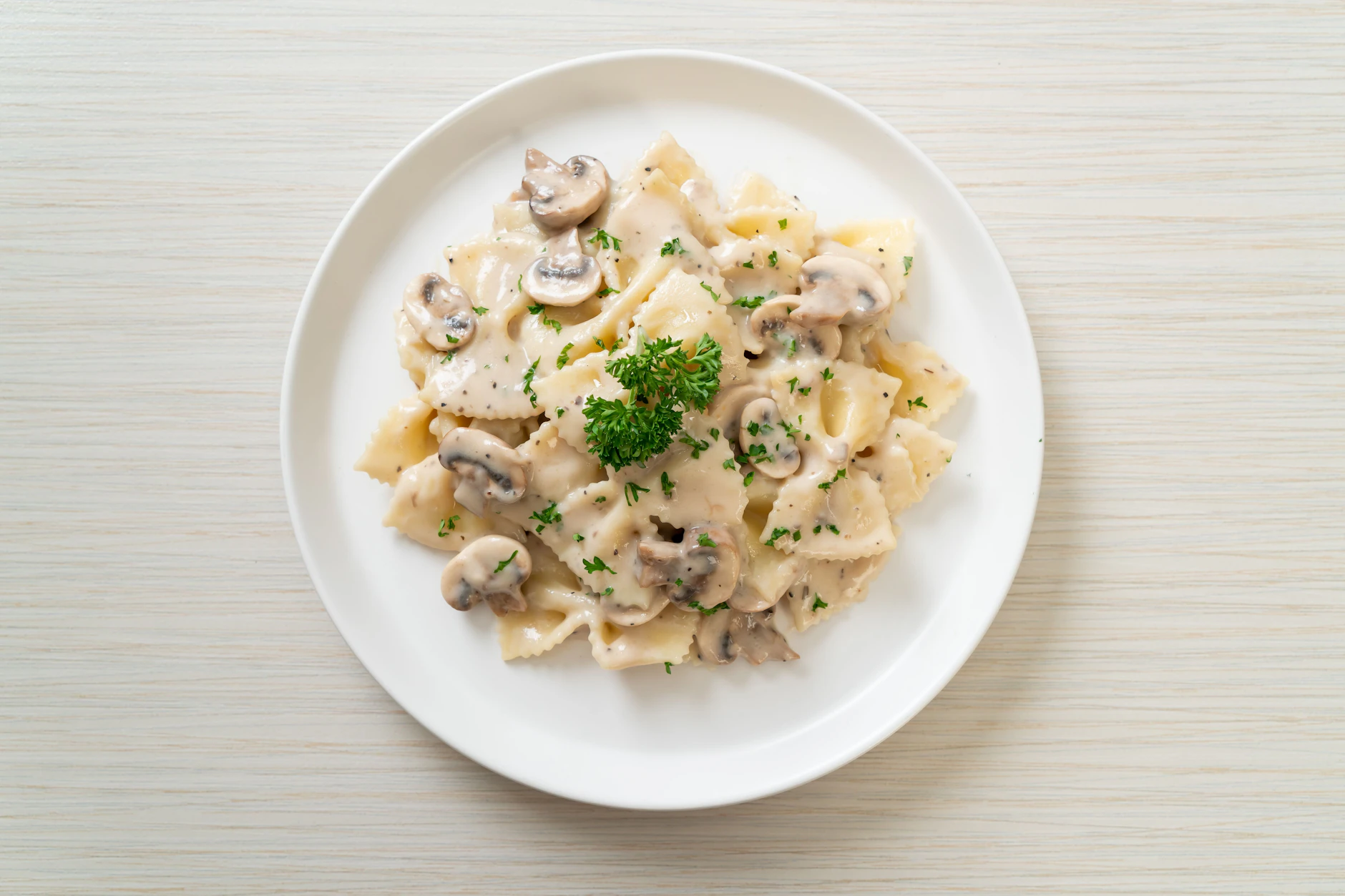 Leckere Pasta mit Pilzen in einer cremigen Soße – so einfach und schnell ist ein köstliches Pilzgericht auf dem Tisch.
