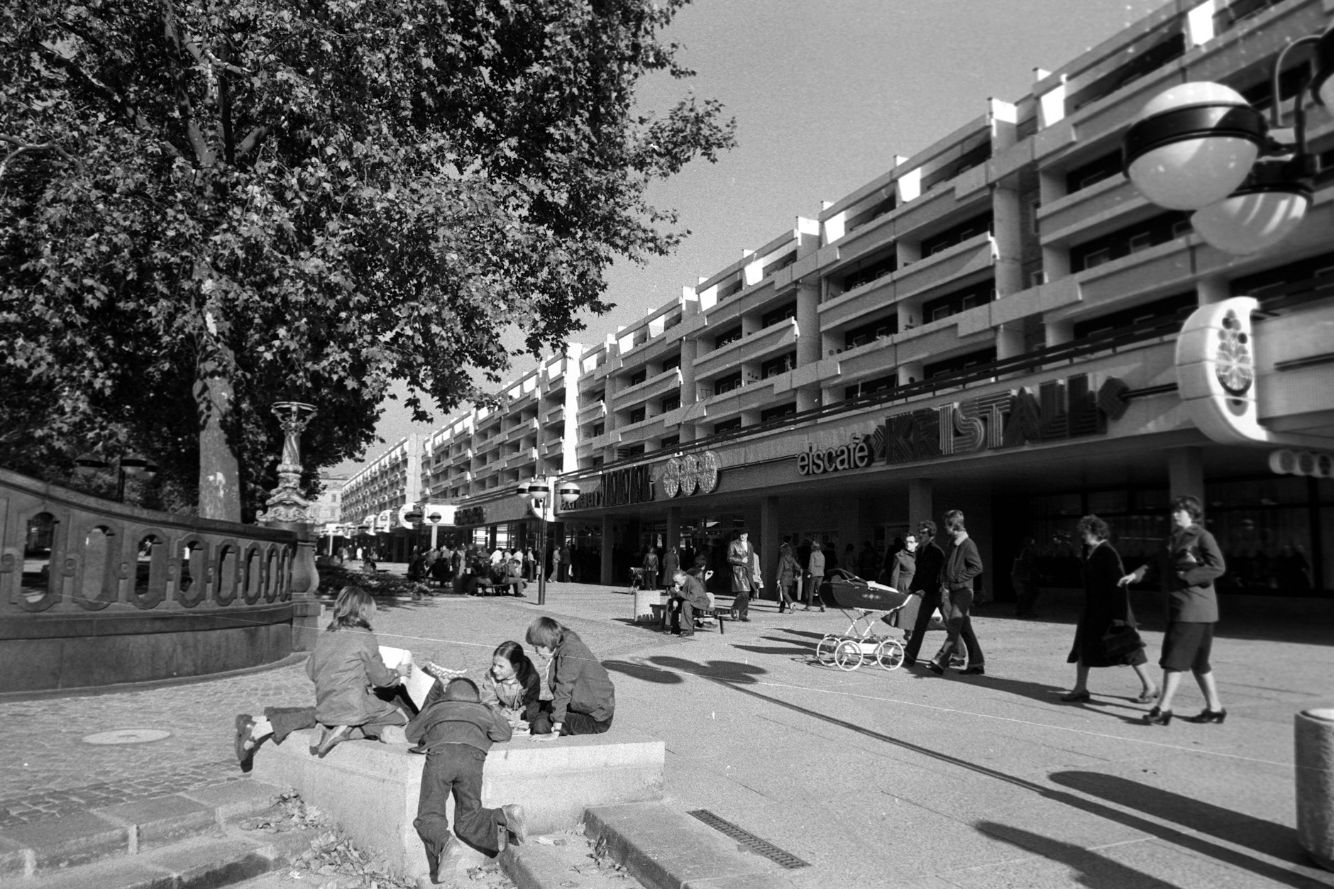 Sicherlich ist die DDR in ihrem Wesen mit der Bezeichnung als Diktatur nicht erschöpfend beschrieben, trotzdem ist sie als solche zu bezeichnen, schreibt Bernd Schneider.