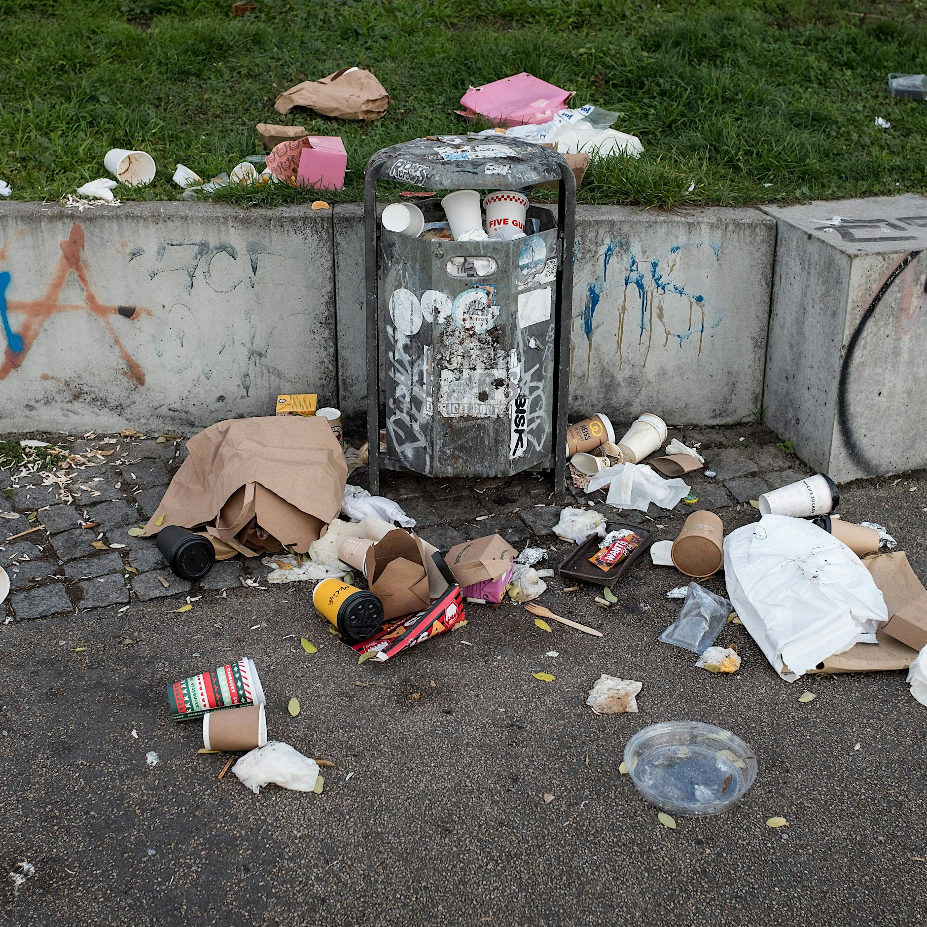 Fressen und fallenlassen: Haben wir Berliner nur noch Müll im Kopf?