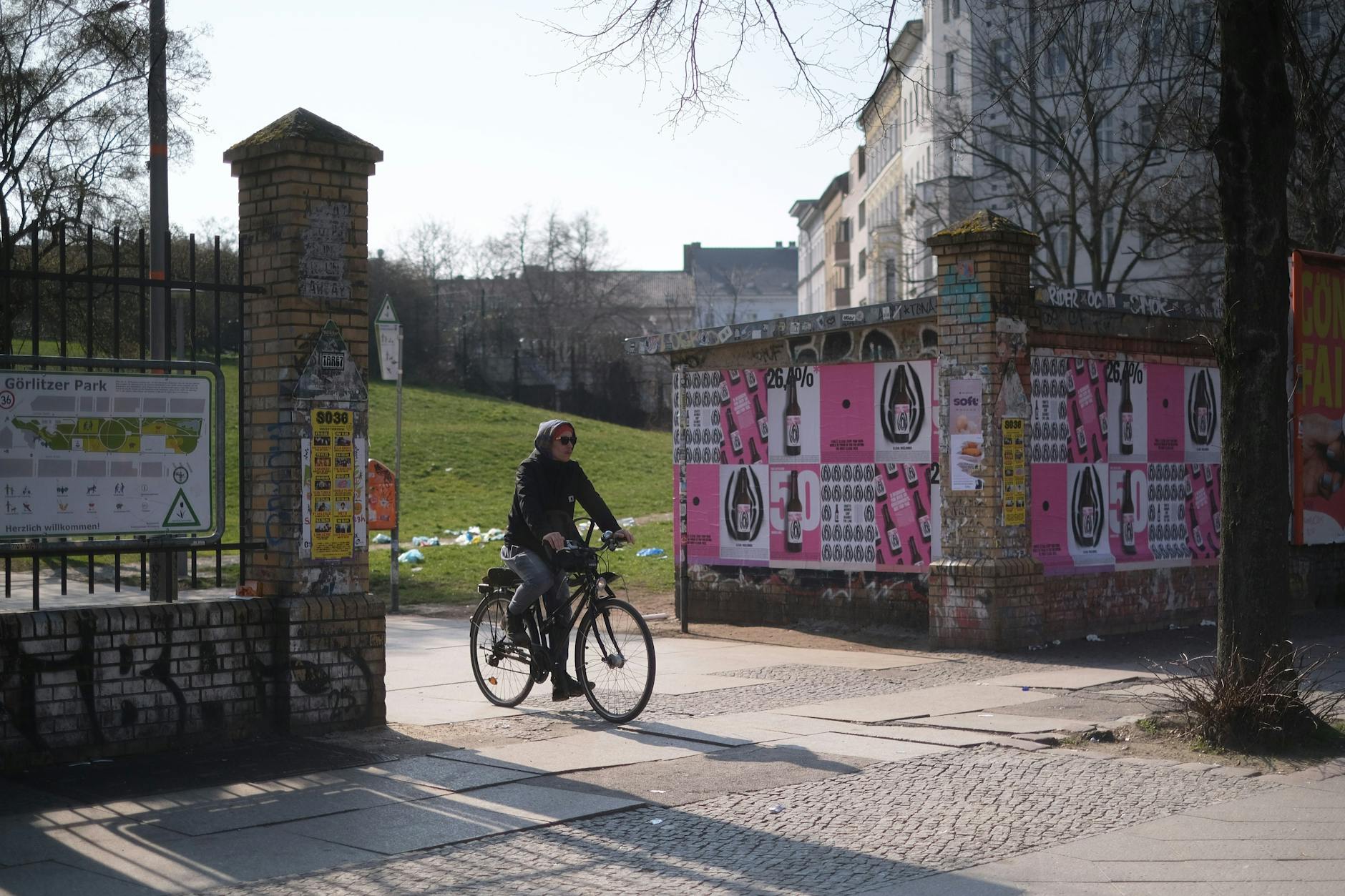 Der Görlitzer Park – ein lebendiger grüner Ort in Kreuzberg, der es immer wieder die Schlagzeilen schafft.