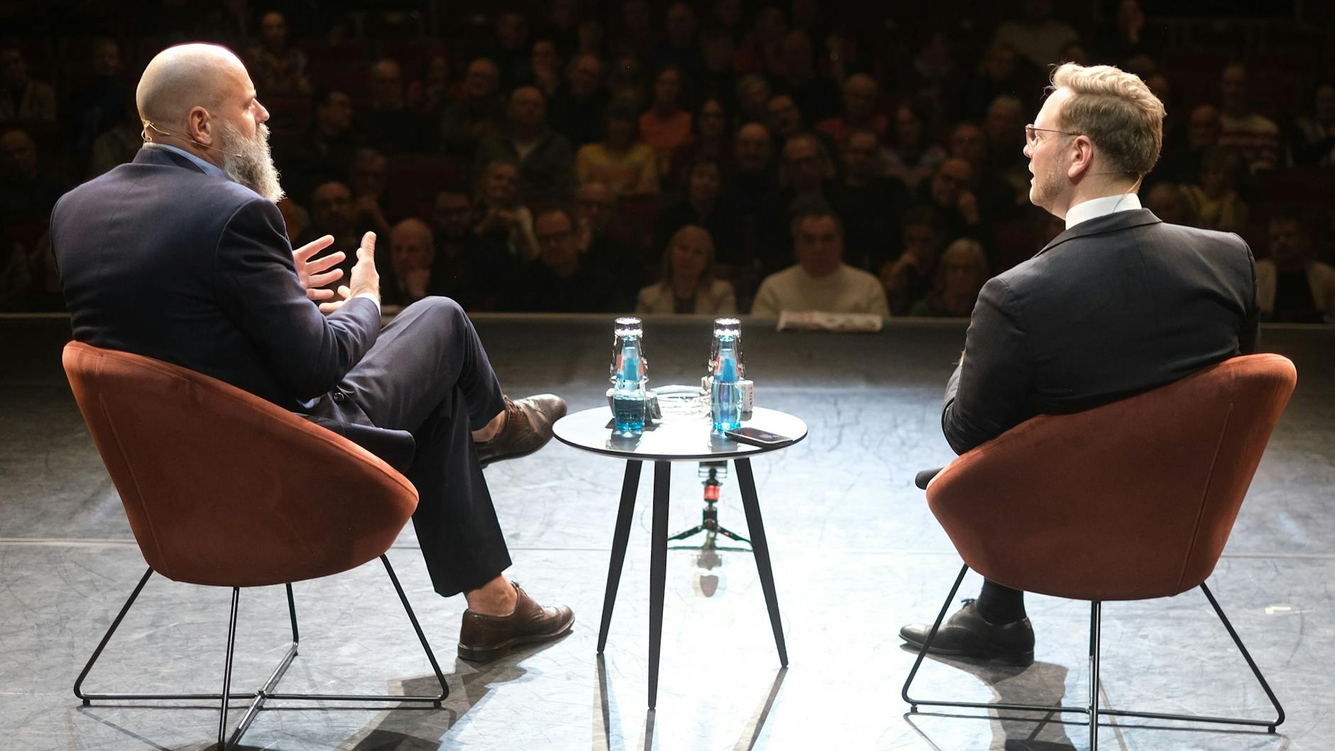 Der Verleger Holger Friedrich (l.) von der Berliner Zeitung diskutiert mit Daniel Morgenroth.