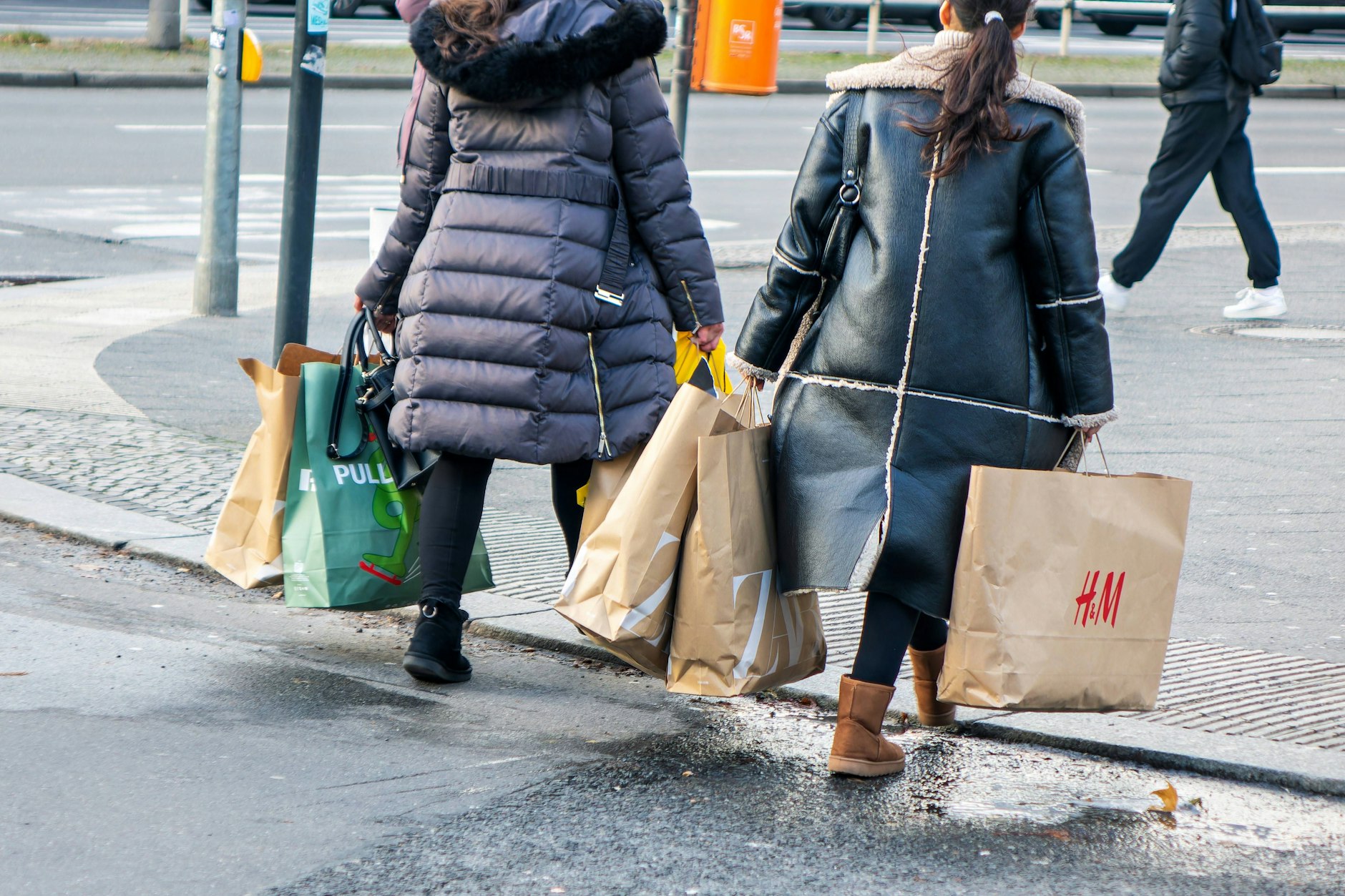 Wirtschaftliche Verunsicherung, Inflation, Kriege: Das Weihnachtsgeschäft ist für die Händler die wichtigste Zeit des Jahres. Aber die Aussichten auf gute Umsätze im November und Dezember sind schlecht. Geschenke, Gutscheine oder gar nichts? Wie planen Sie Weihnachten in diesem Jahr? (Symbolfoto)