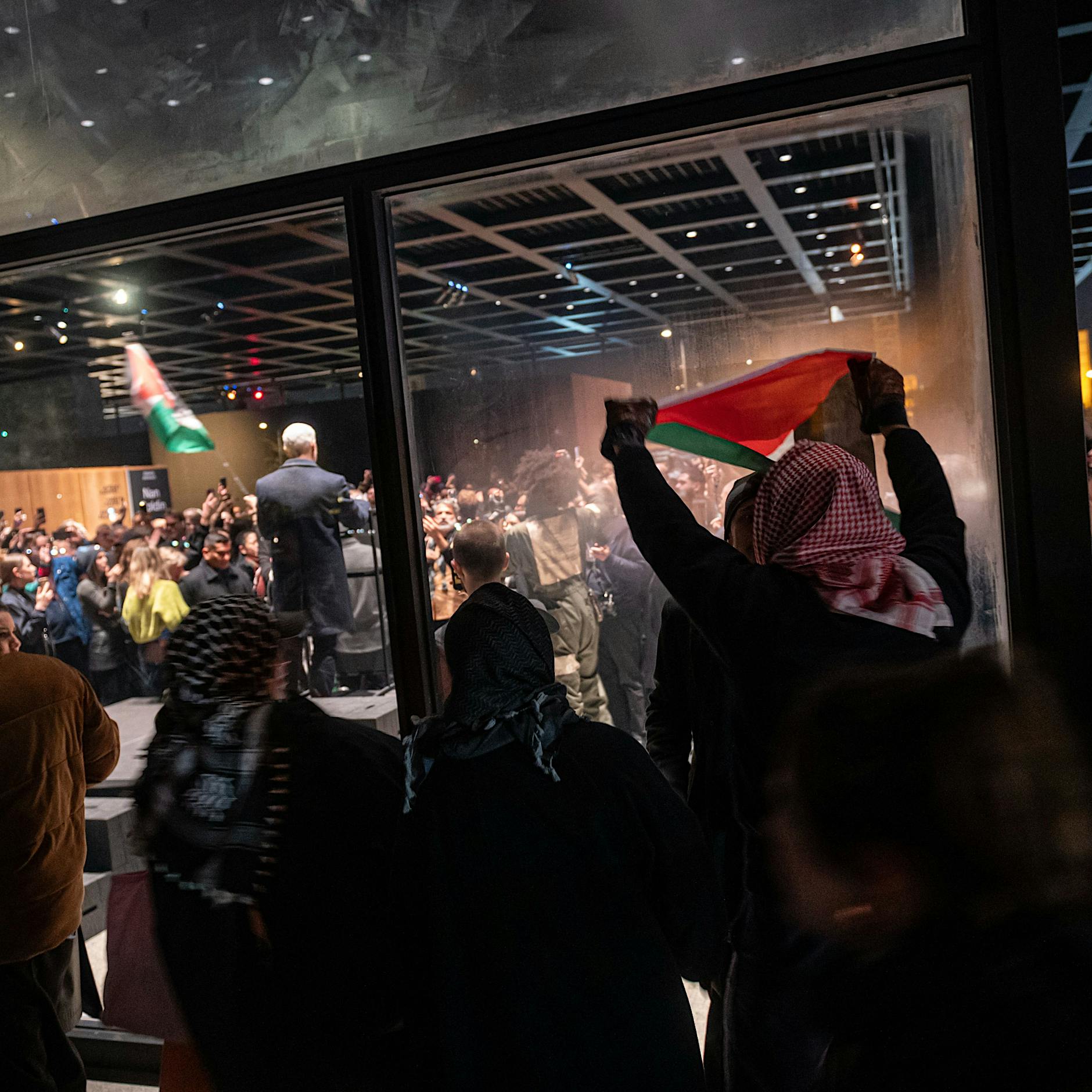 Tumulte in Berlin: Palästina-Demonstranten stören Eröffnung der Nan-Goldin-Retrospektive