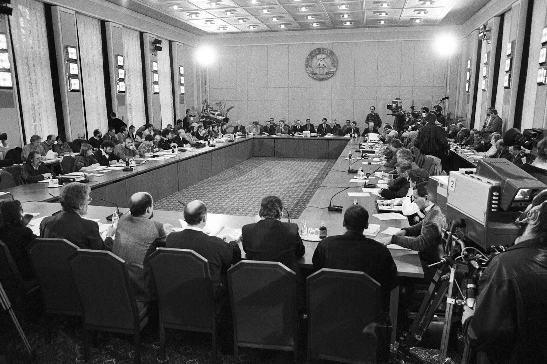 Januar 1990: Versammlung des Runden Tisches, bei dem über die Zukunft der DDR gesprochen werden sollte.