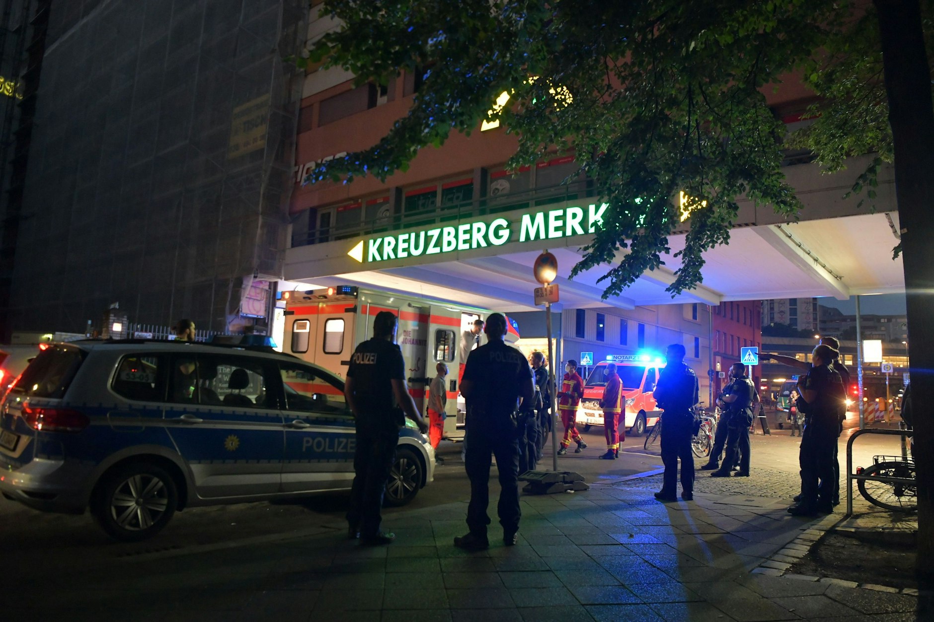 Der Kotti: Tags quirliger Knotenpunkt, nachts Brennpunkt für Kriminalität. Bald sollen hier neue Regeln greifen und für Sicherheit sorgen.