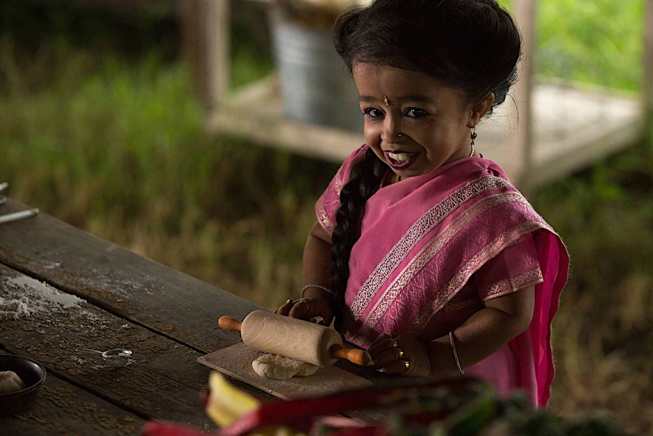 Jyoti Amge, hier bei Dreharbeiten zu einer Serie, gilt als kleinste Frau der Welt.