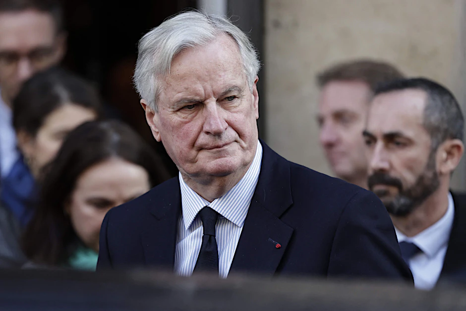 Der französische Premierminister Michel Barnier verlässt das Gebäude nach seiner Teilnahme am trilateralen Wirtschaftsforum Frankreich-Italien-Deutschland in Paris.
