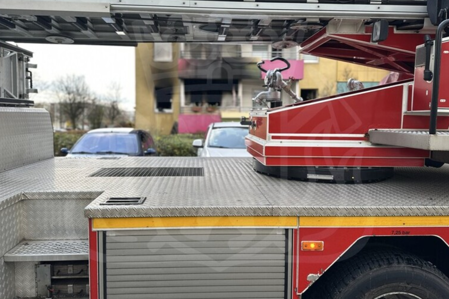 Am Freitagmittag wurde die Berliner Feuerwehr zu einem Brand nach Hellersdorf alarmiert. Eine Person kam ums Leben.