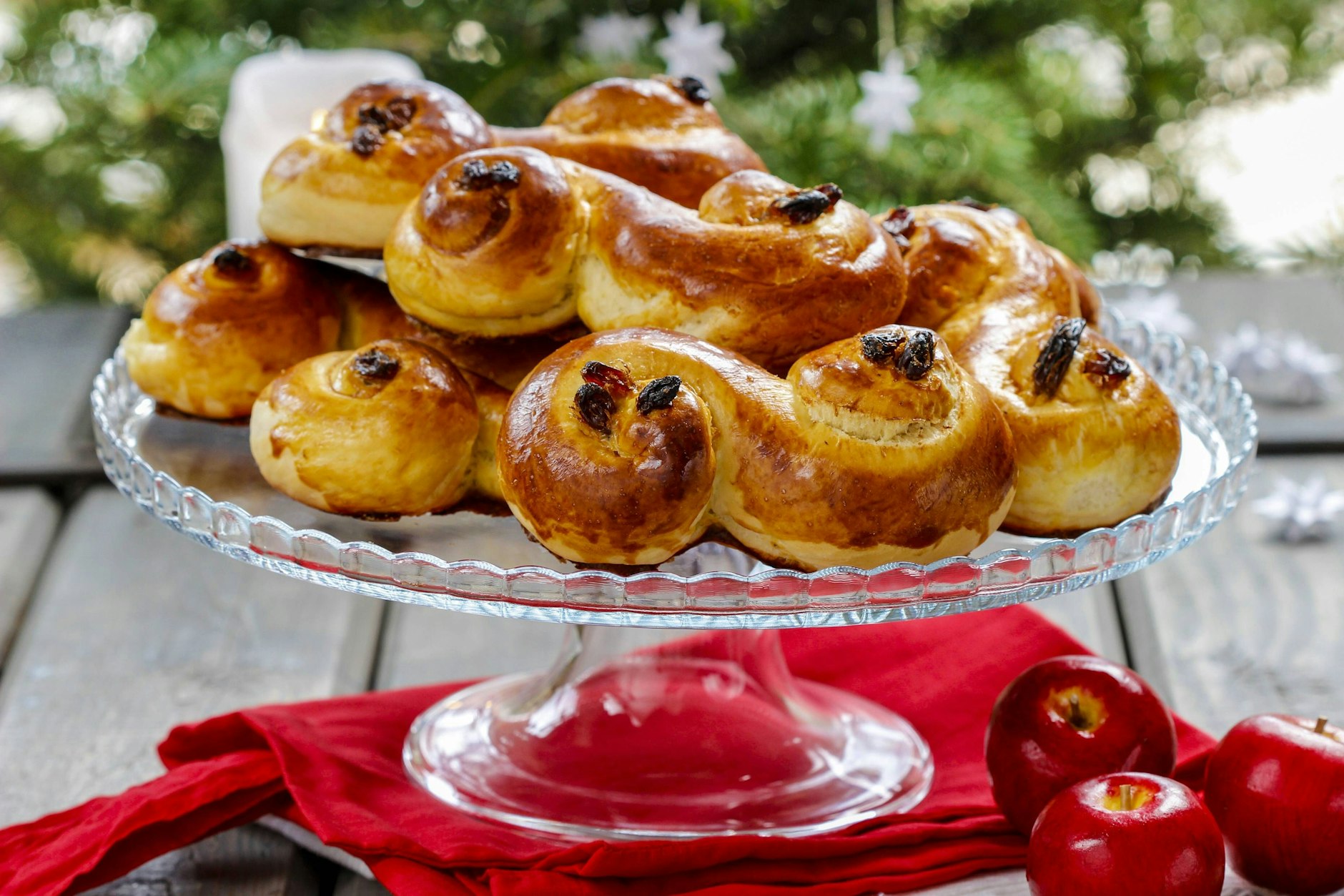 Lussekatter in perfekter Form – ein Stück Schweden für deine Adventszeit. Hier ein einfaches Rezept aus dem Norden! 