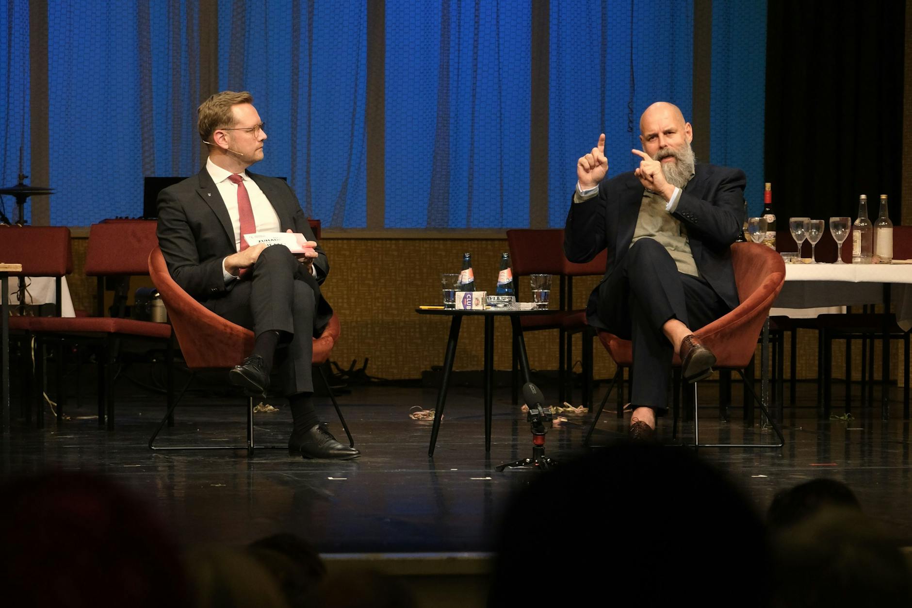 Daniel Morgenroth (l.), Intendant des Theaters in Görlitz, im Gespräch mit Holger Friedrich, dem Verleger der Berliner Zeitung.