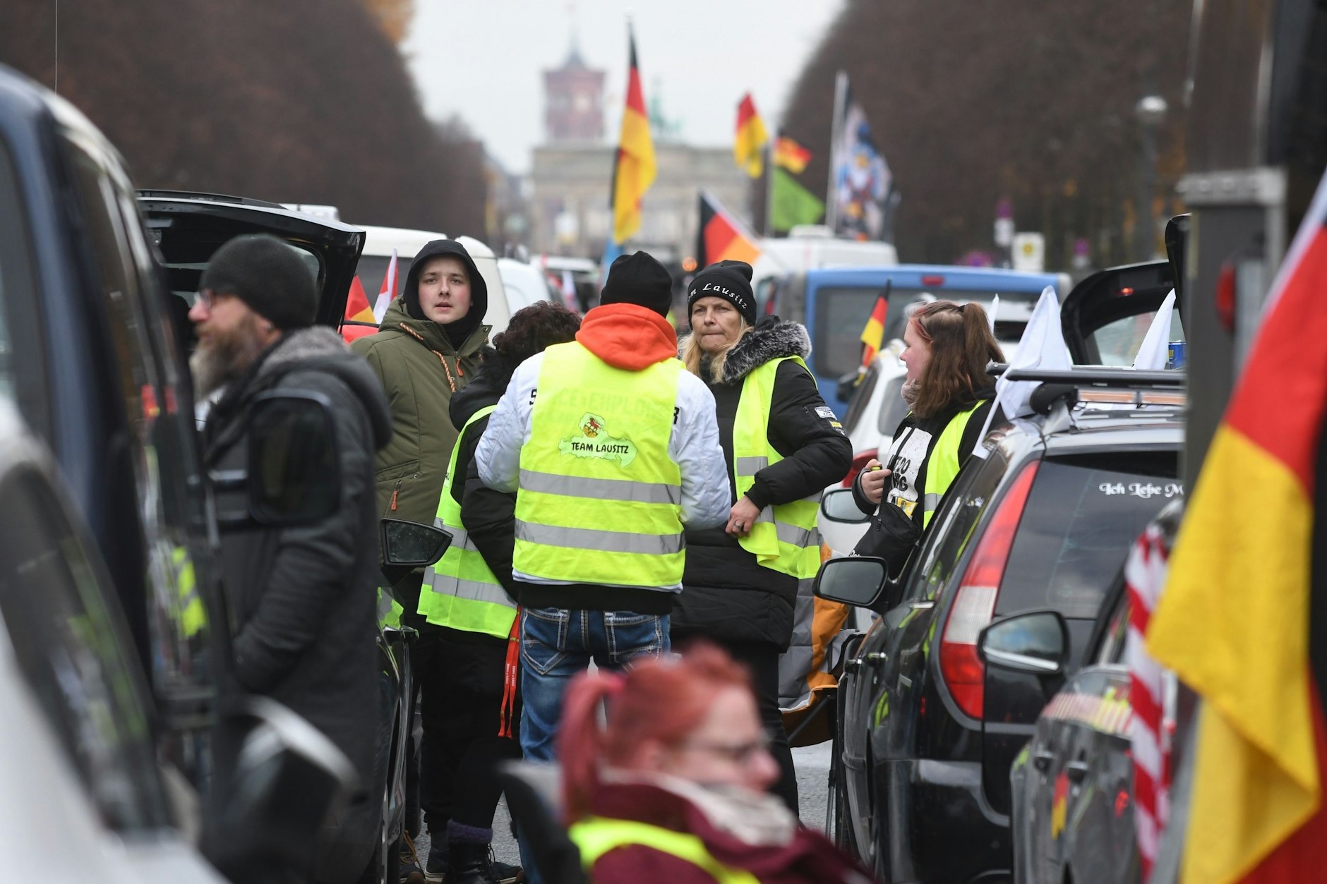 Vor dem Brandenburger Tor wehen viele Deutschlandfahnen.