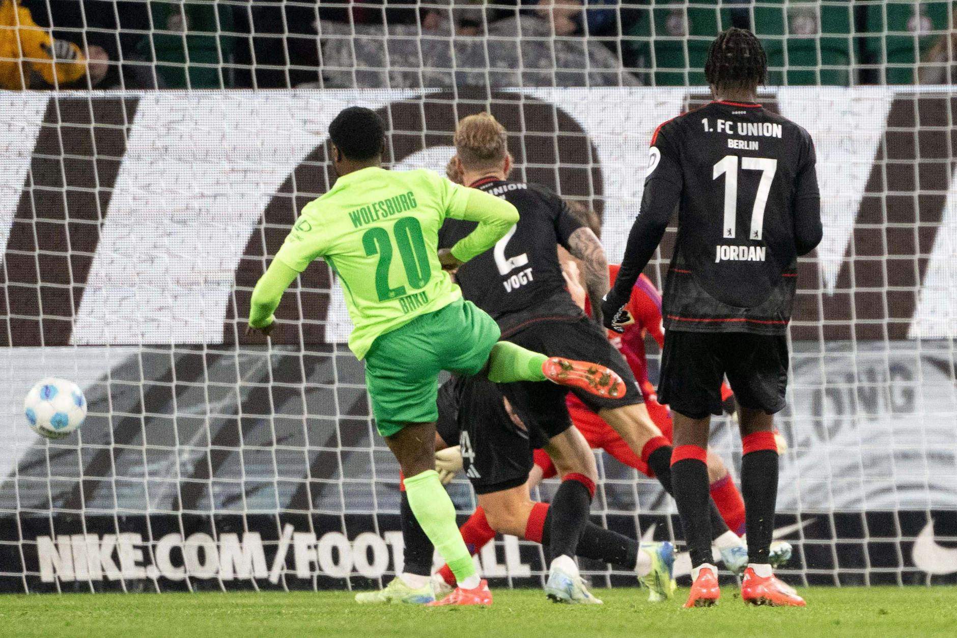 Wolfsburg Ridle Baku (l.) sorgt mit seinem Tor dafür, dass der 1. FC Union wieder mal mit leeren Hände aus der VW-Stadt abreist.