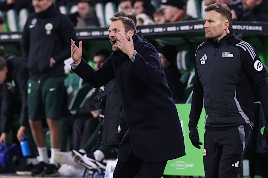 Zufriedenheit sieht anders aus: Union-Coach Bo Svensson (vorne).
