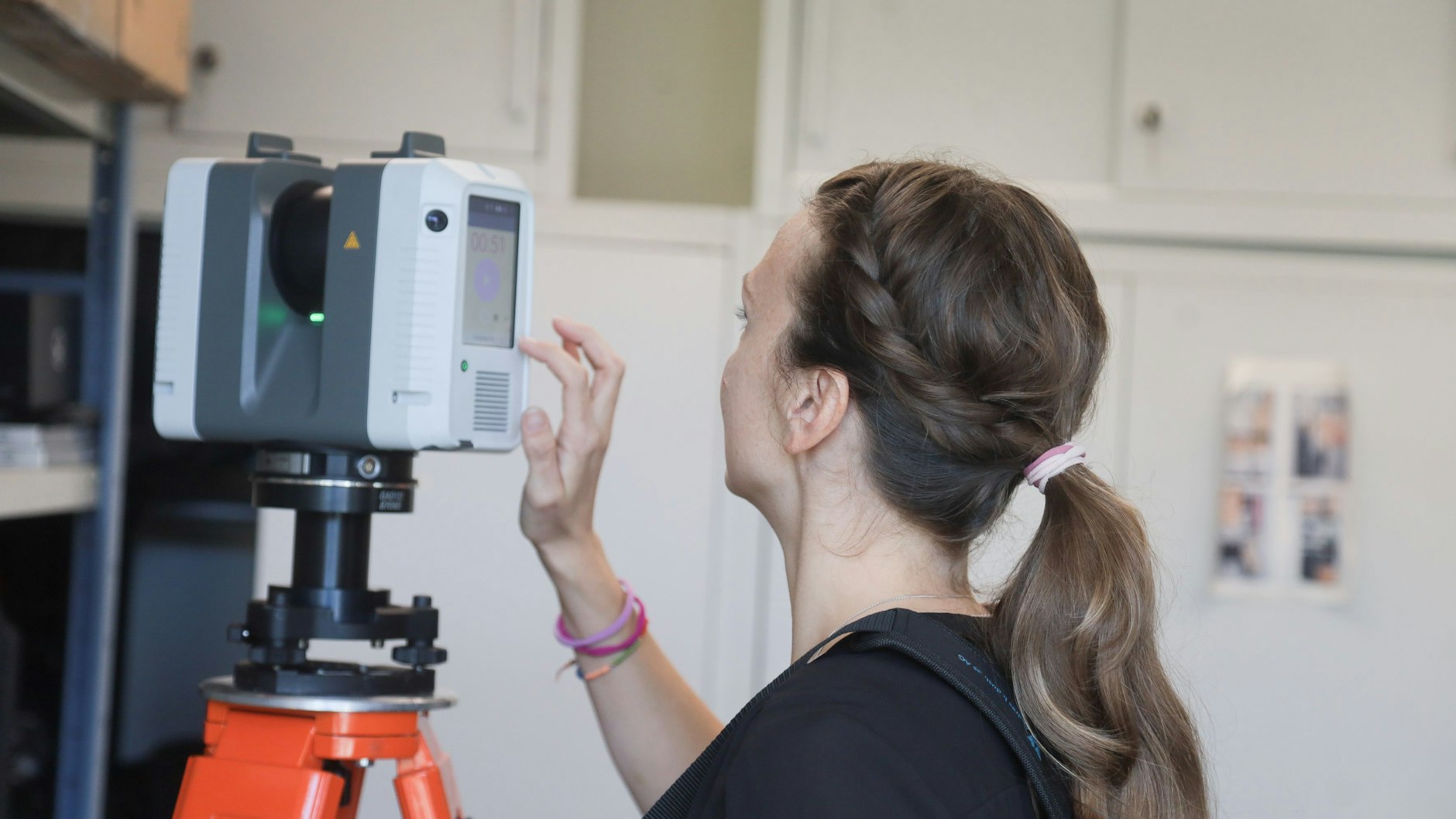 Sarah V. mit dem 3-D-Laserscanner.