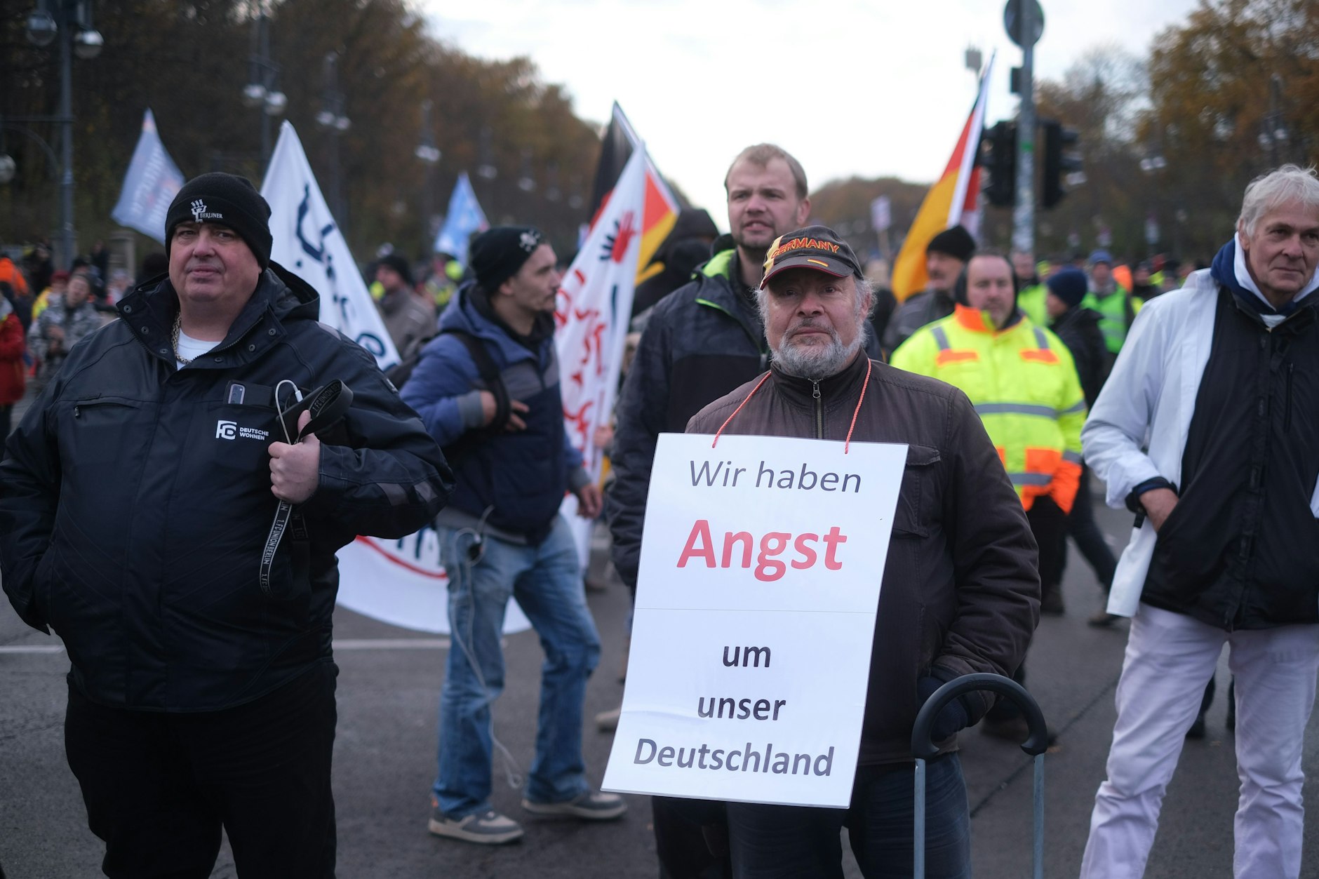 Mit Schildern und Transparenten machen die Bauern ihren Unmut deutlich.