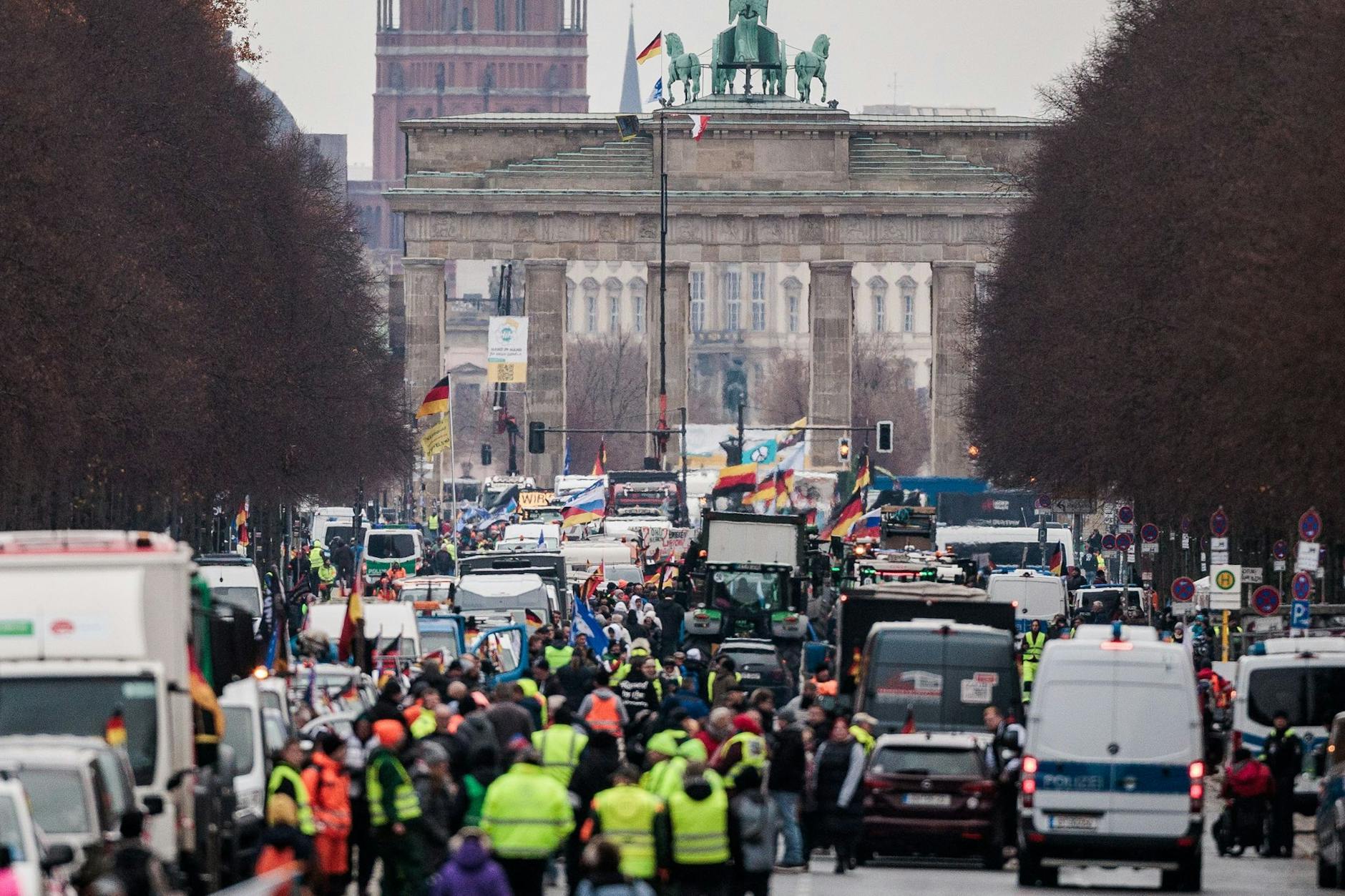 Teilnehmer der Demonstration des Vereins "Hand in Hand für unser Land" sammeln sich auf der Straße des 17. Juni und am Brandenburger Tor.