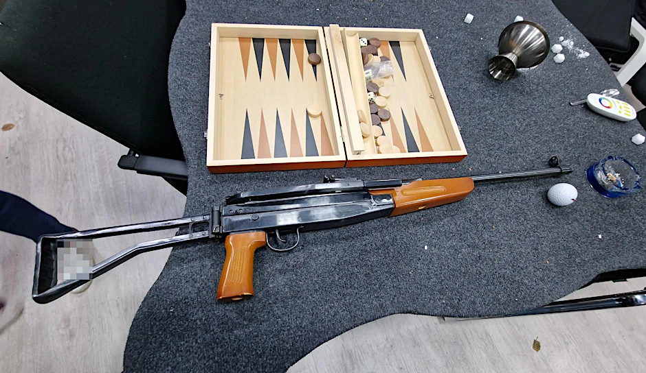 Die Polizei Berlin stellte bei ihrer Razzia am Freitagabend dieses Luftdruckgewehr sicher.