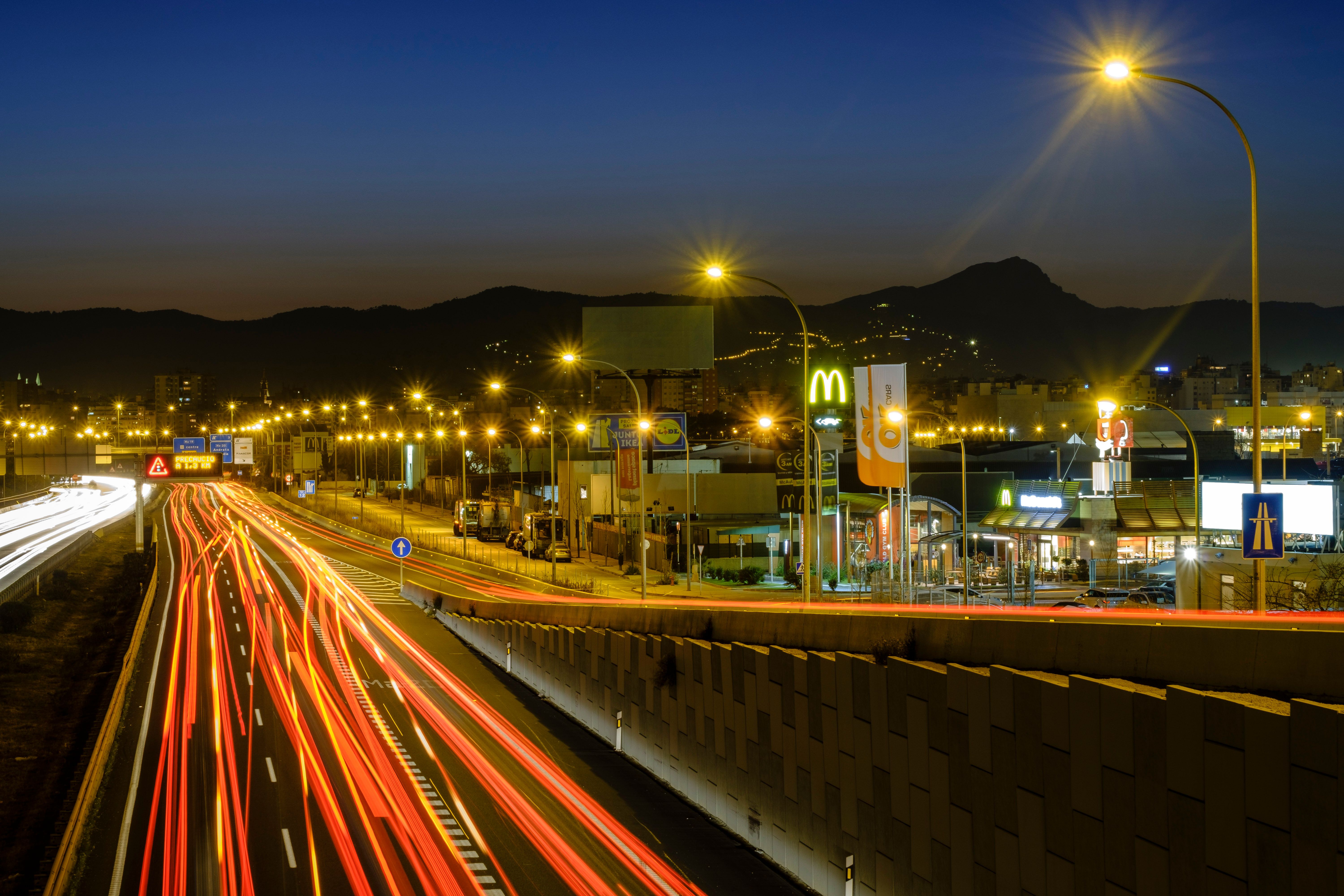 Männer sollen Deutschen (20) auf Autobahn geworfen haben – überrollt!