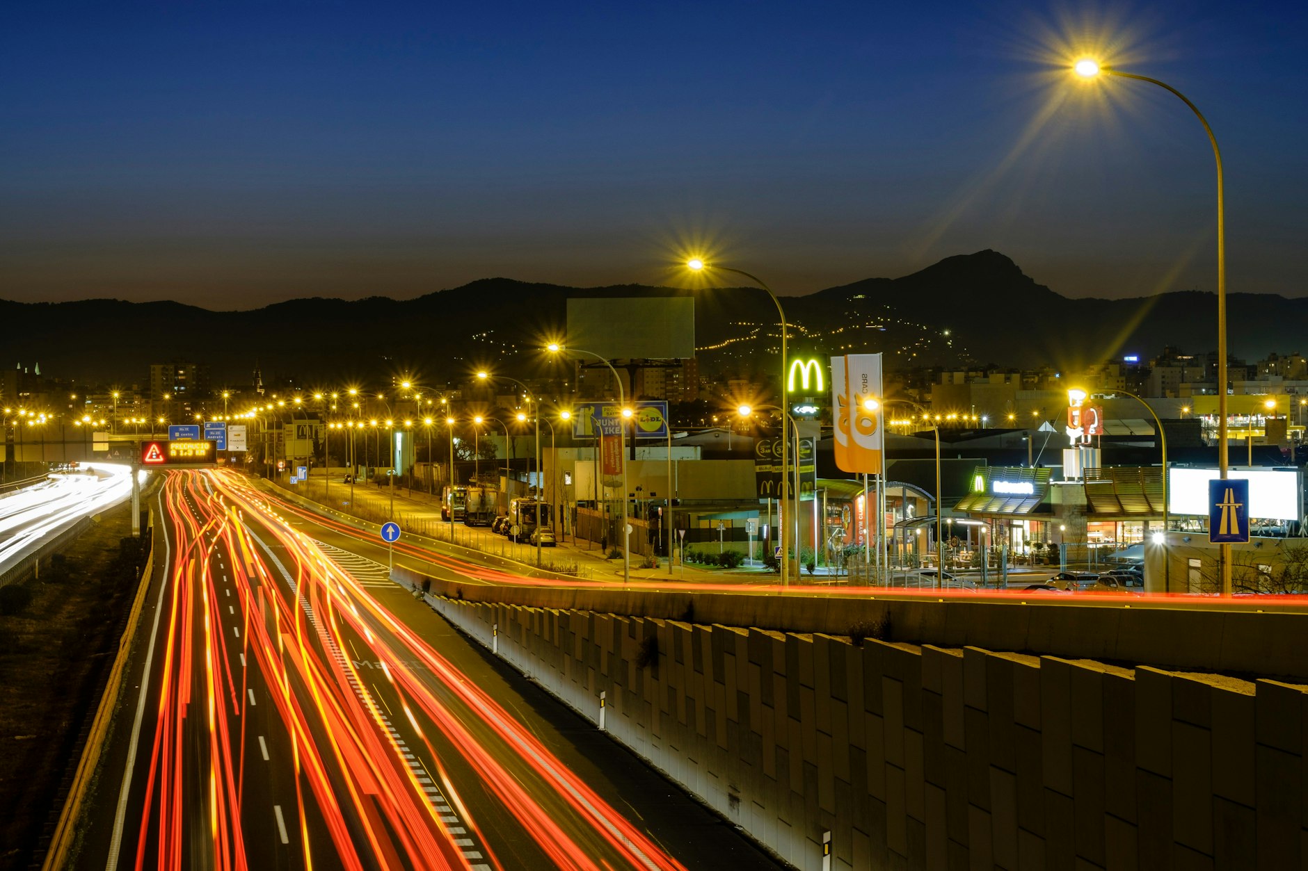 Der junge Deutsche soll von den beiden Männern auf die Autobahn Ma-19 in Palma gelegt worden sein. Dort wurde er von einem Pkw überrollt.